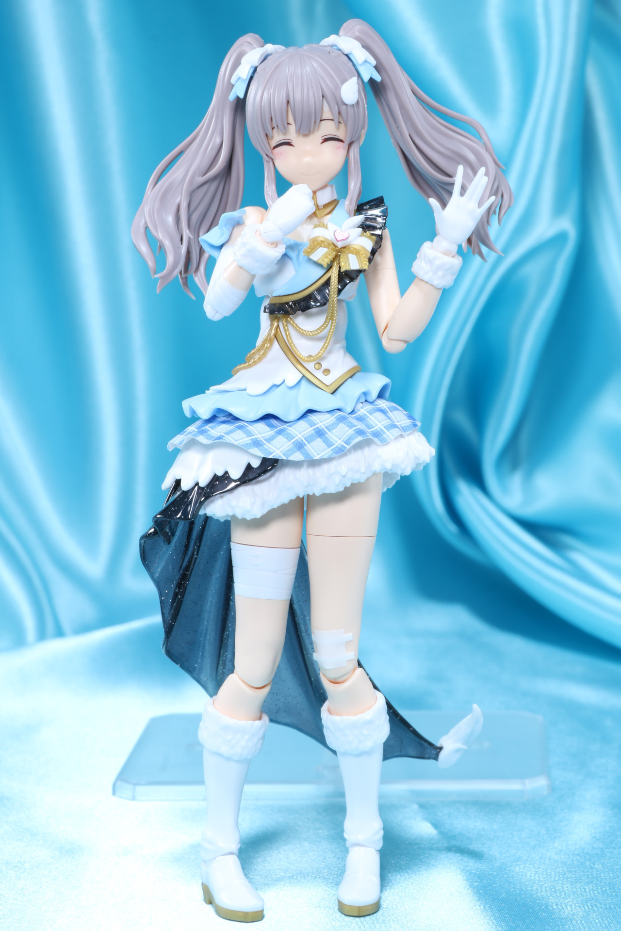 笑顔で手を振る幽谷霧子