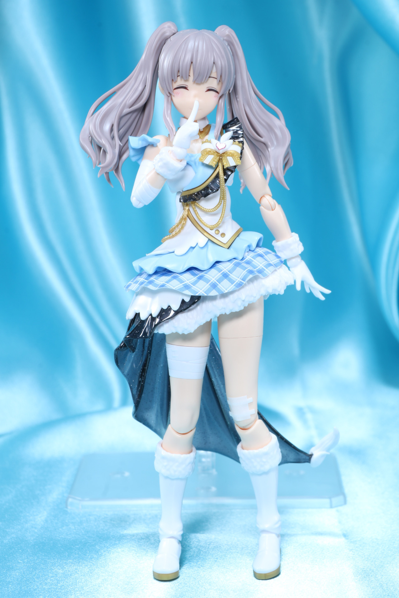 ステージを楽しむようにステップを踏む