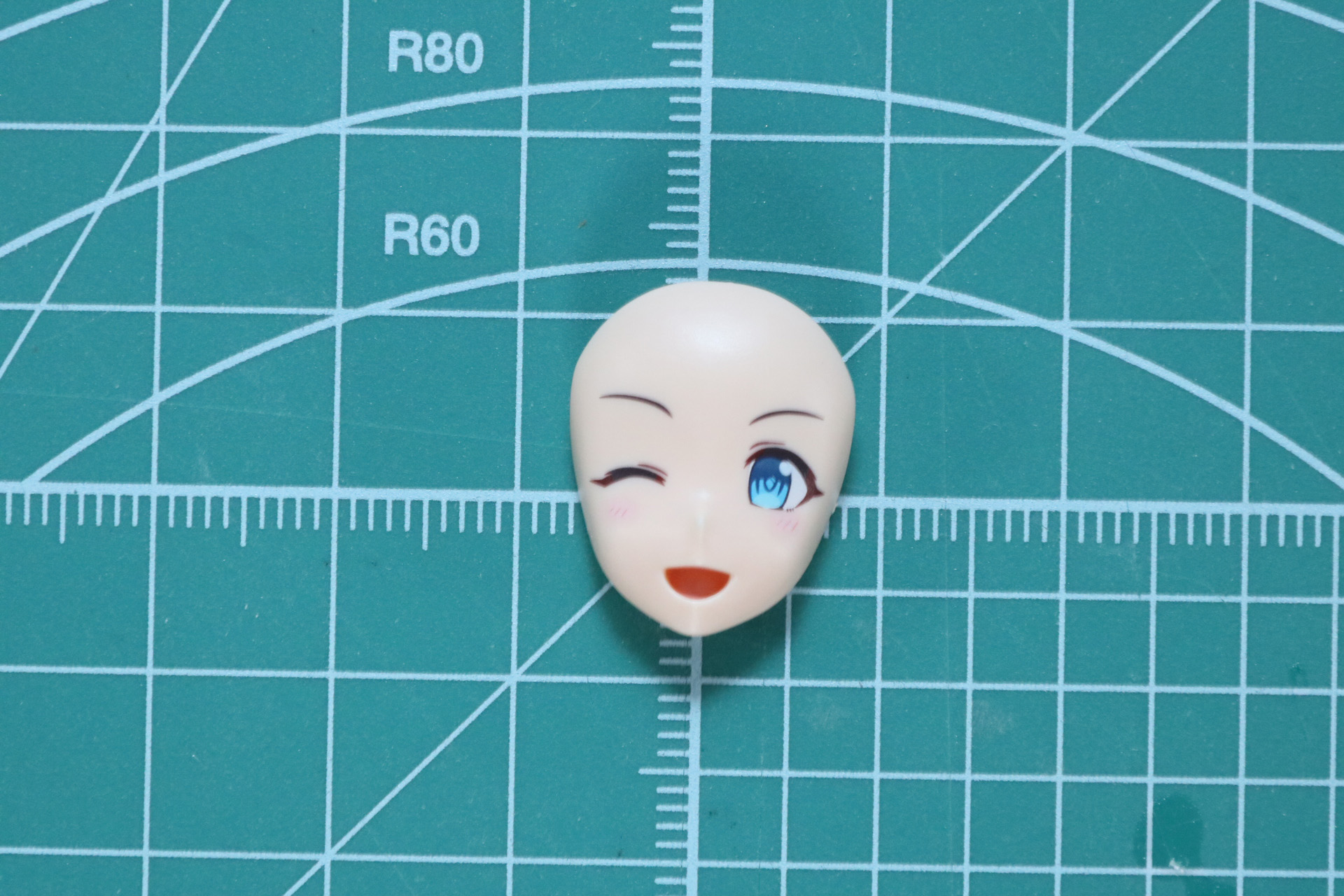 フェイスパーツの組み立て。瞳や眉はタンポ印刷、ウィンクのフェイスパーツは口元が別パーツで色分けが施されている