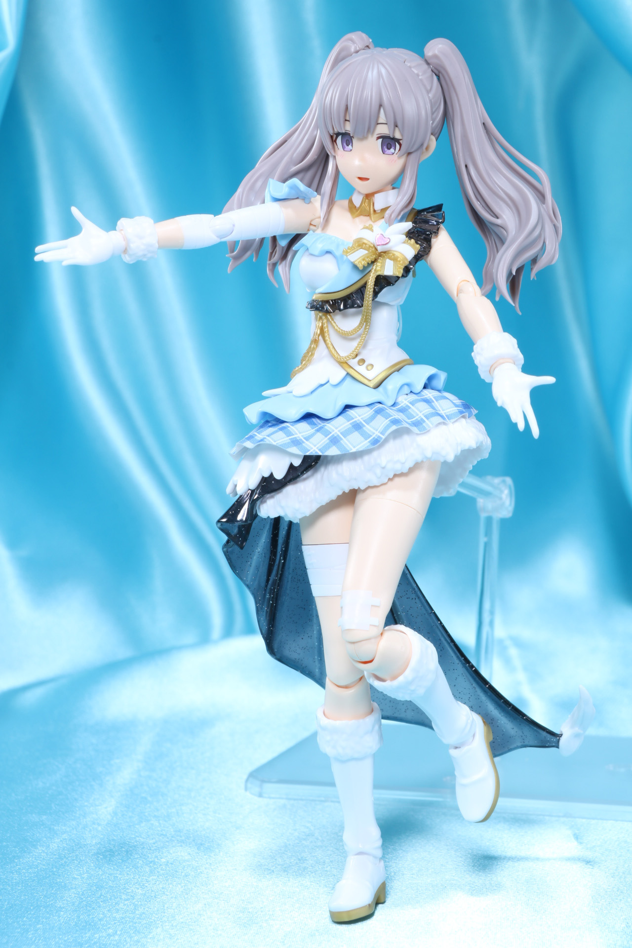 アクセサリなしのヘアスタイルでパフォーマンス