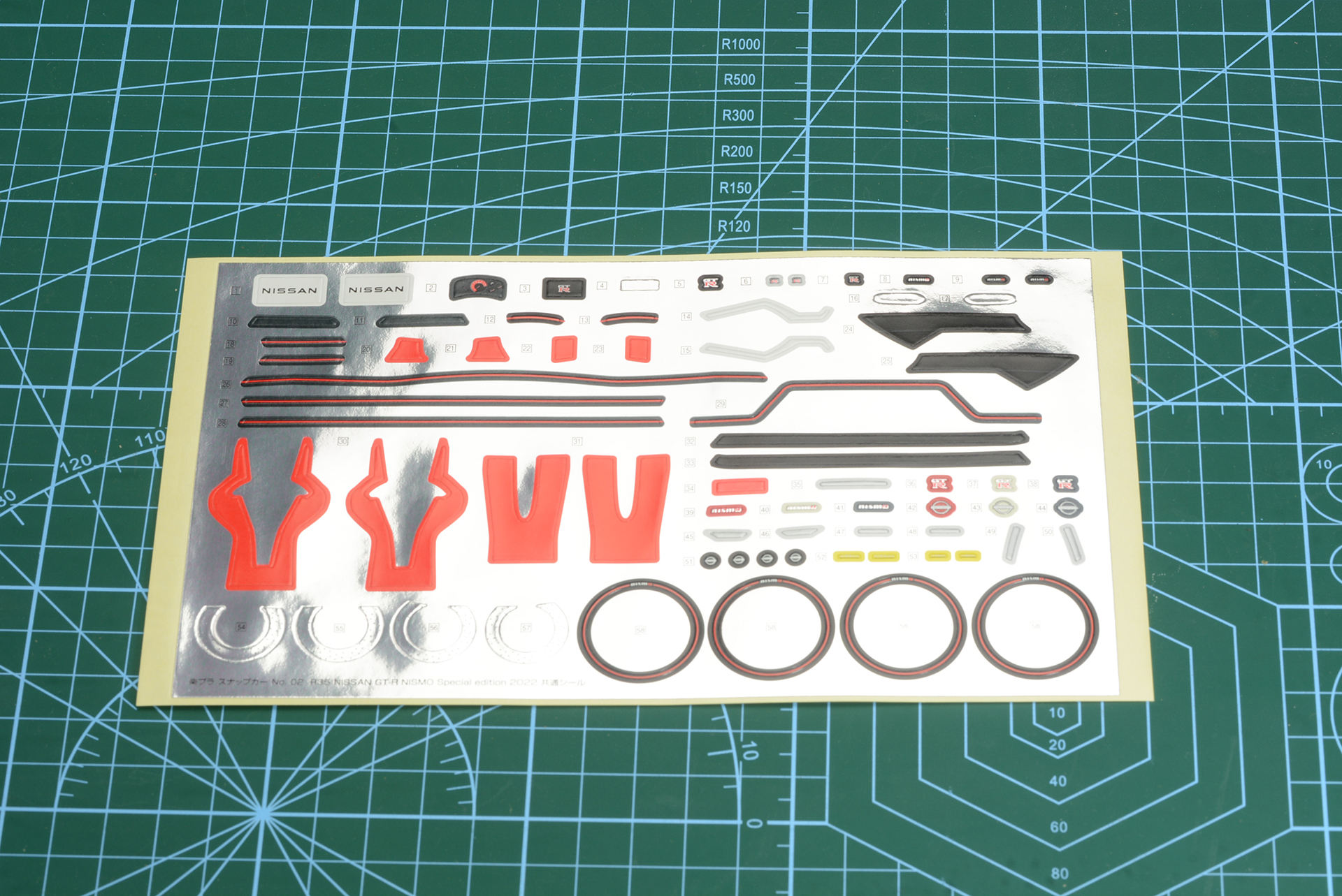 エンブレムや細かい彩色をカバーするシール。耐久性も高く、貼り直しもできる