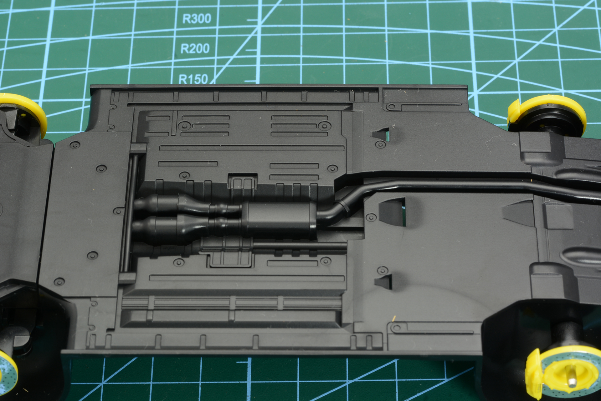 シャーシ裏はモールドでメカを表現