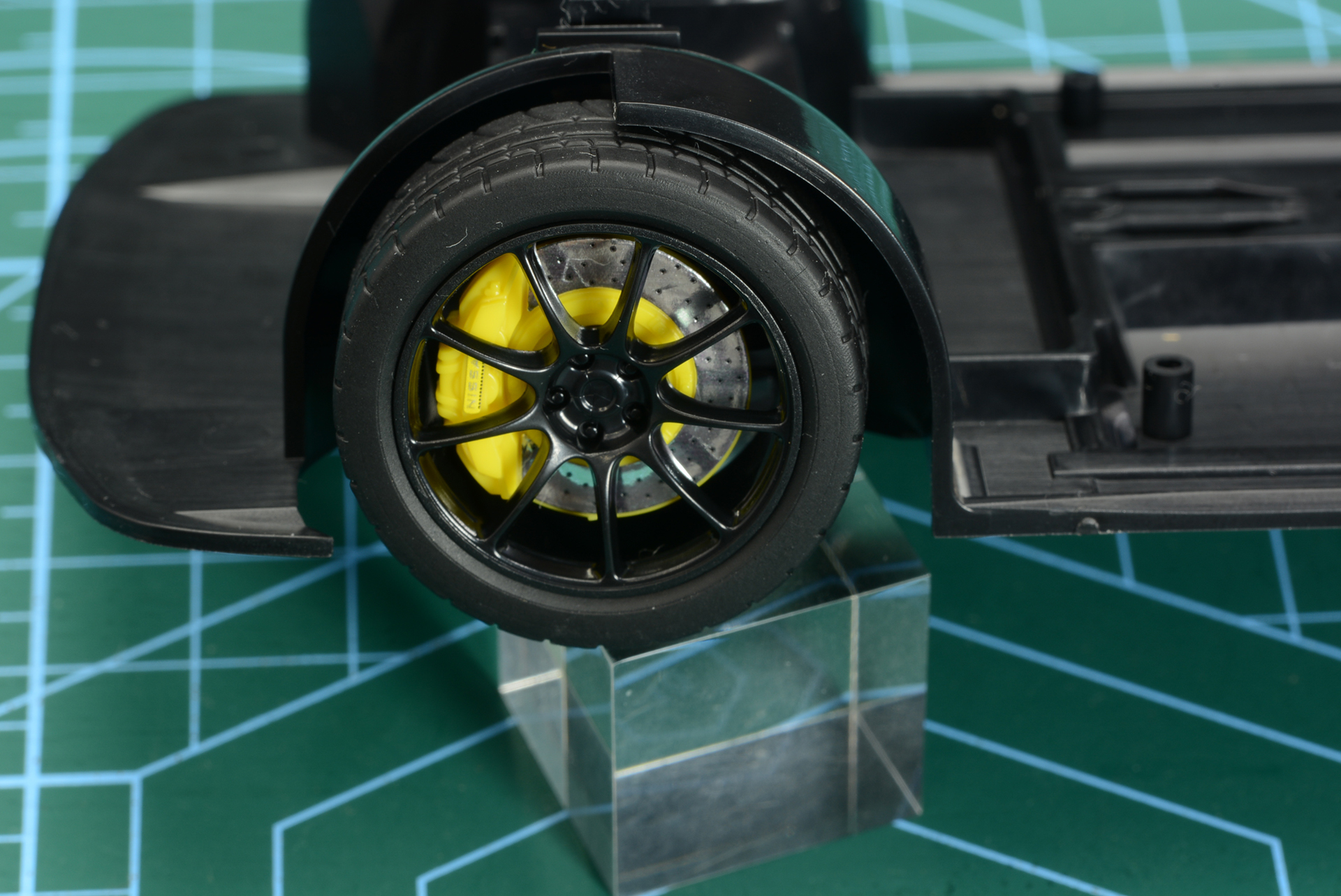 特徴的なブレーキディスクがのぞく