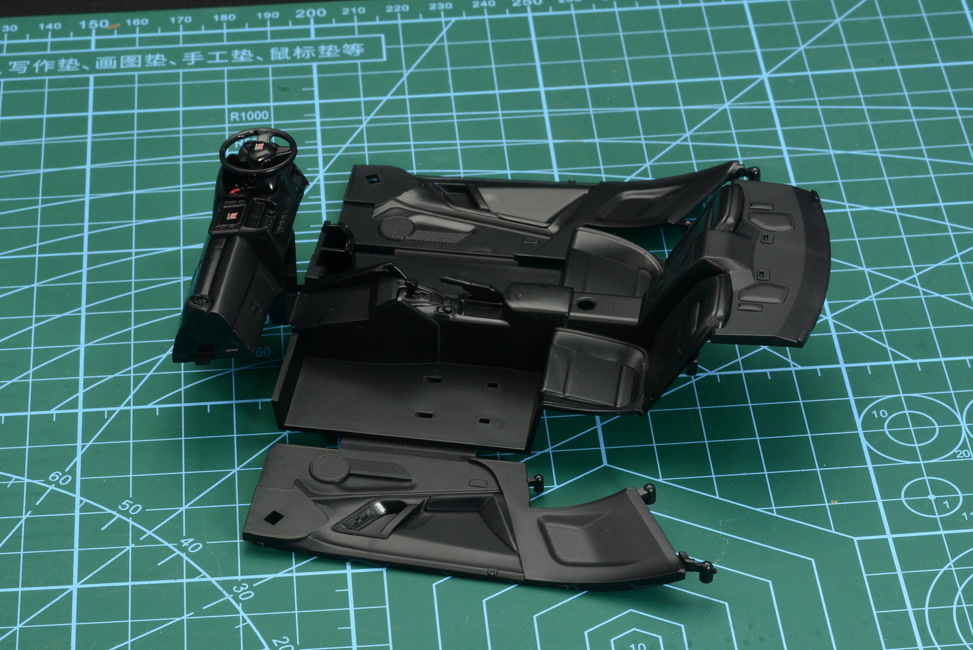 「スナップキット」同様の、1パーツを折畳む形で組み立てるコクピット