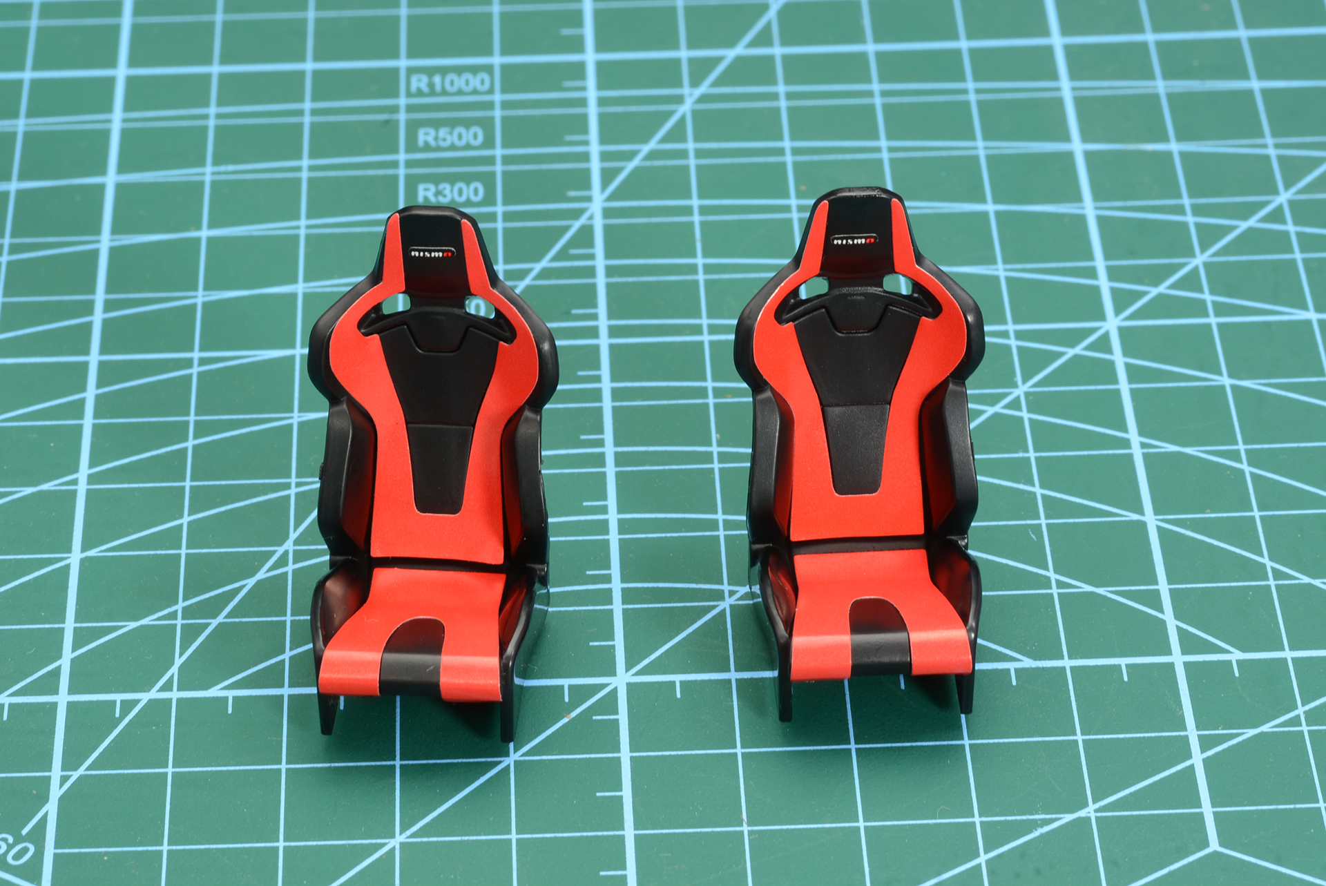 シートの赤はシールで表現