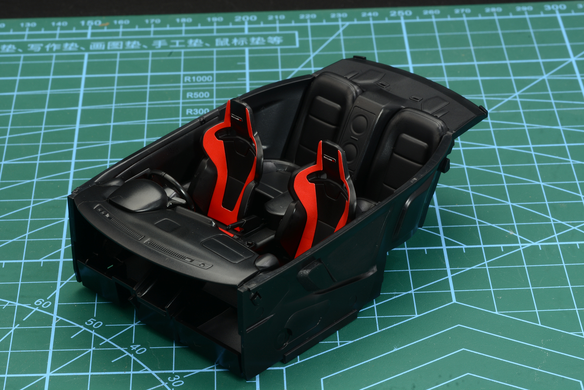 シートやハンドルレバーなどを取り付け、パーツを折畳んでコクピット完成