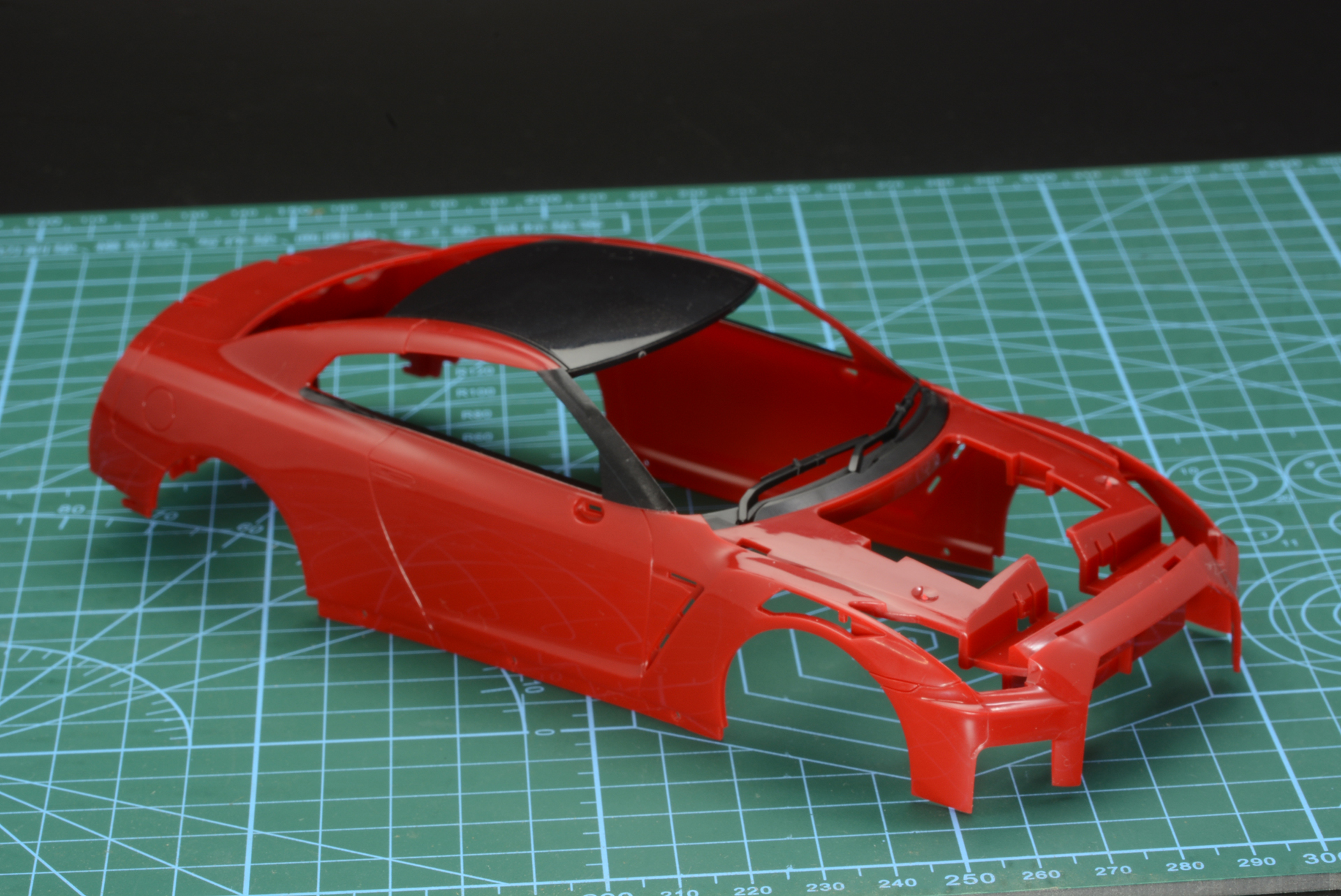 赤いボディにシールを貼り、ルーフを取り付ける