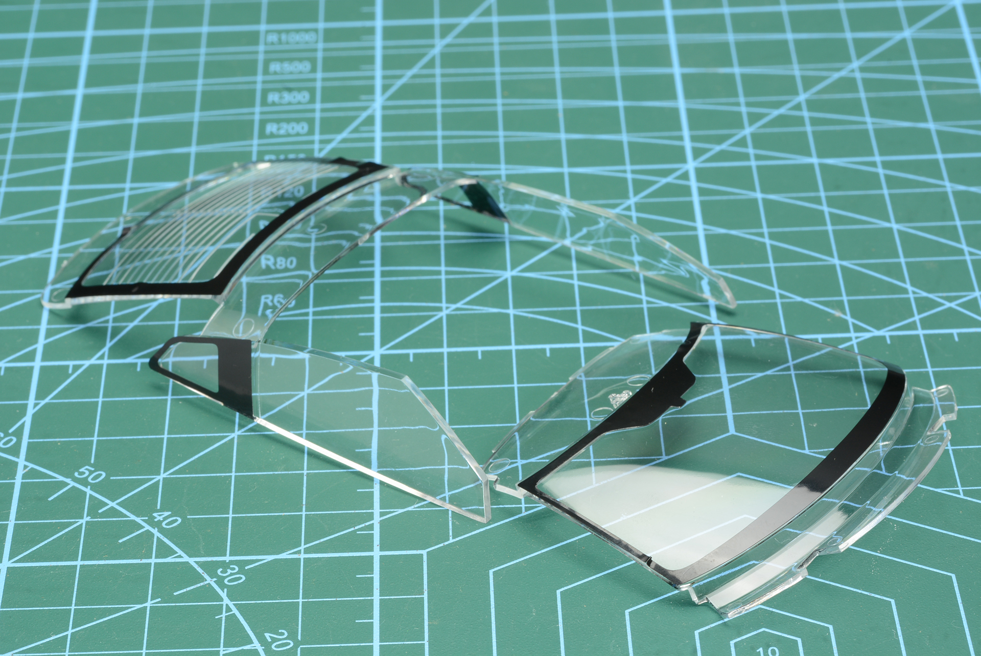 ちょっとだけ難易度が高い窓枠シールの貼り付け