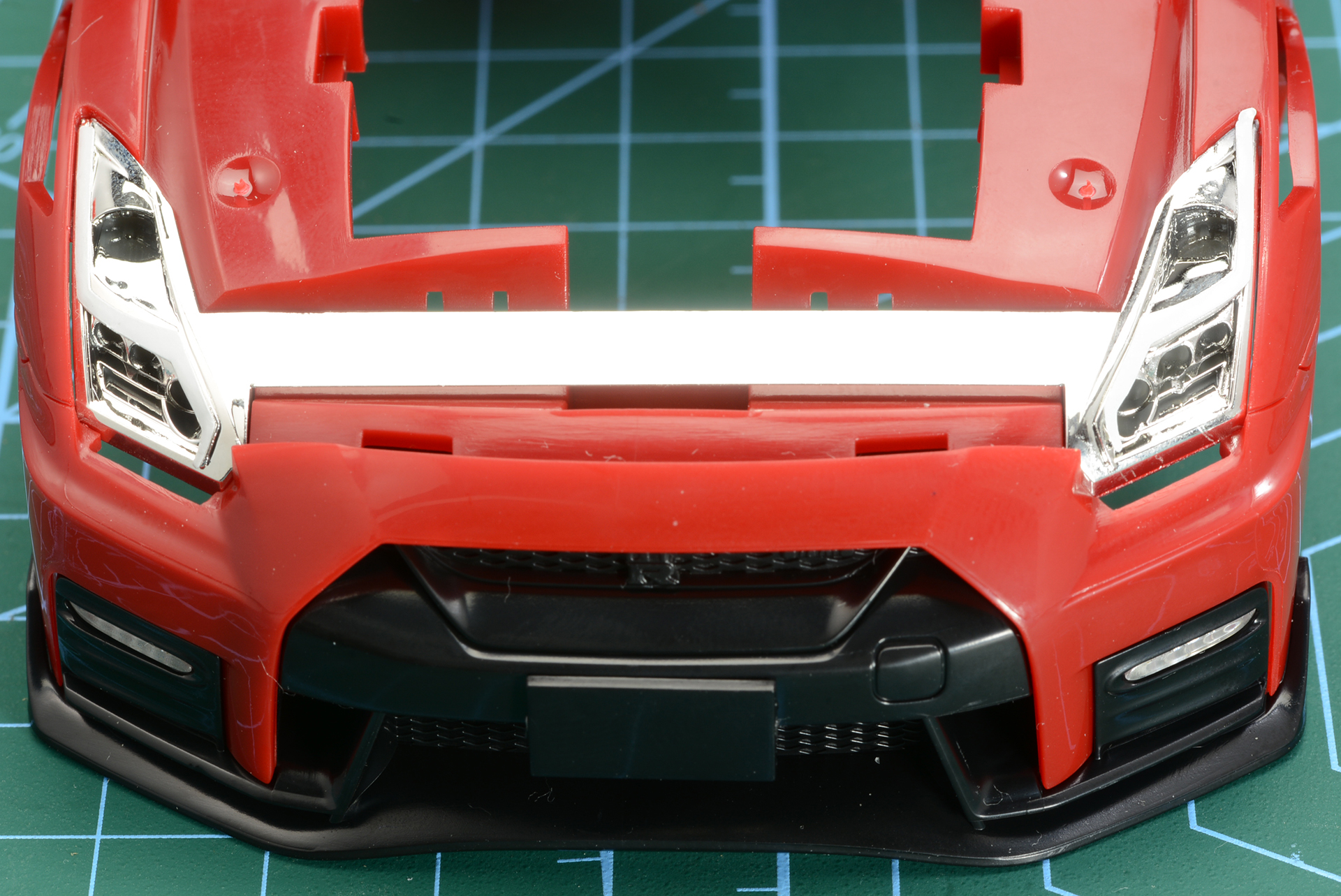 メッキパーツでライトを表現。特徴的なエアインテーク