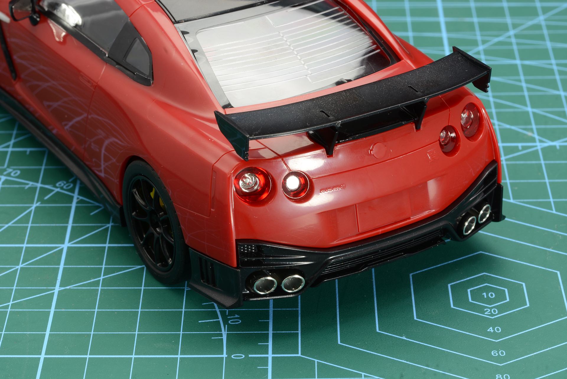 テールランプやリアウィングを取り付ける