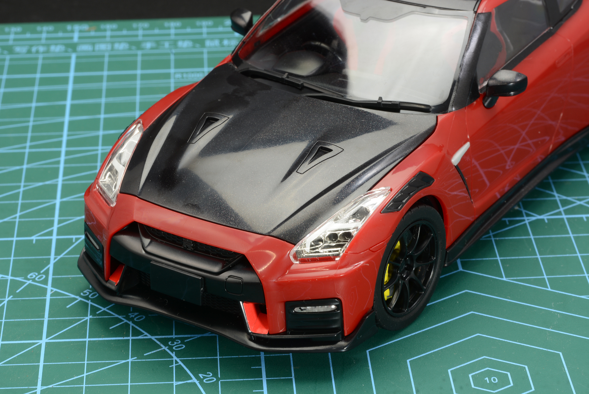 カーボンボンネットを取り付け、さらに細かいシールを貼って完成だ