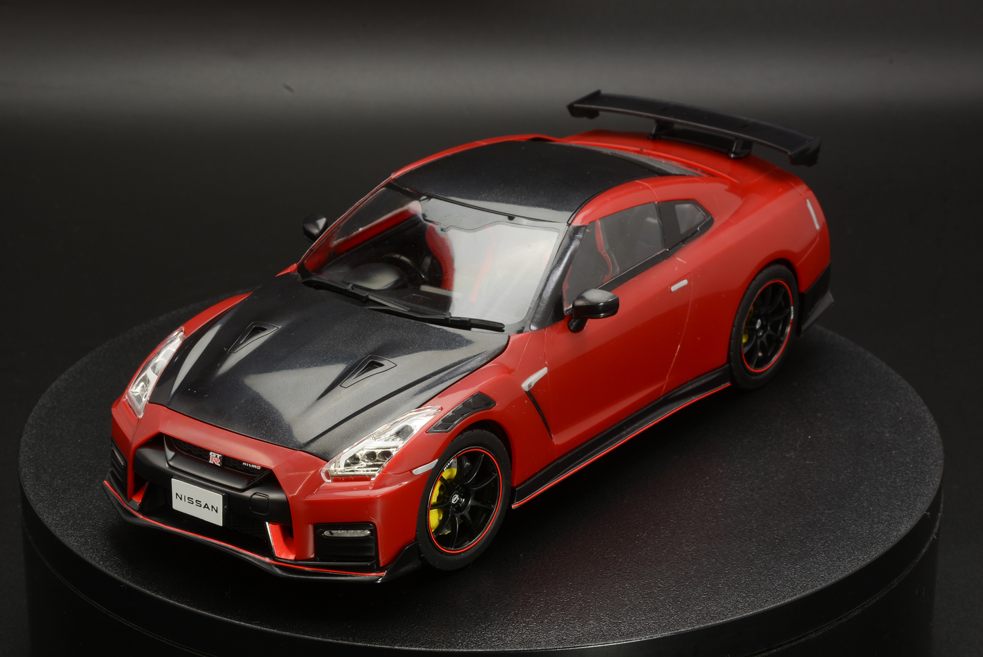 完成した「R35 NISSAN GT-R NISMO Special edition 2022 バイブラントレッド」。簡単な組み立てだが、完成した質感は高い。無塗装だが、しっかり色分けがされている