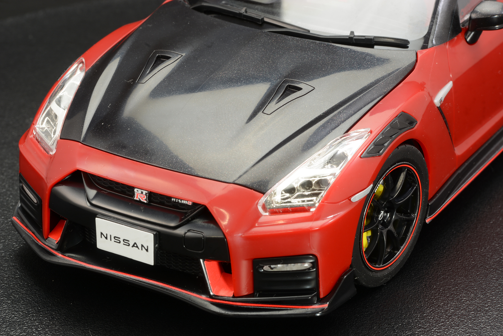 エアインテークの赤い色はシールで表現。GT-Rのエンブレムが銀色に輝く