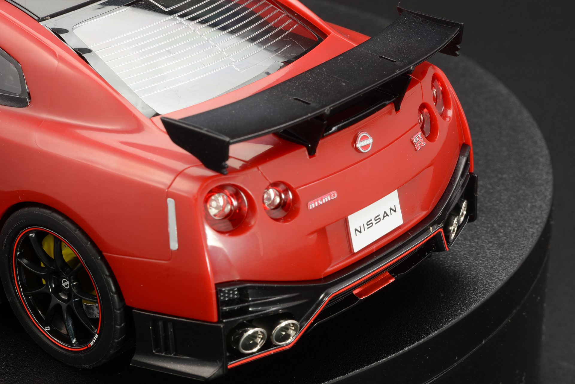 GT-Rならではの丸いテールランプ銀のスポイラーがアクセントになっている