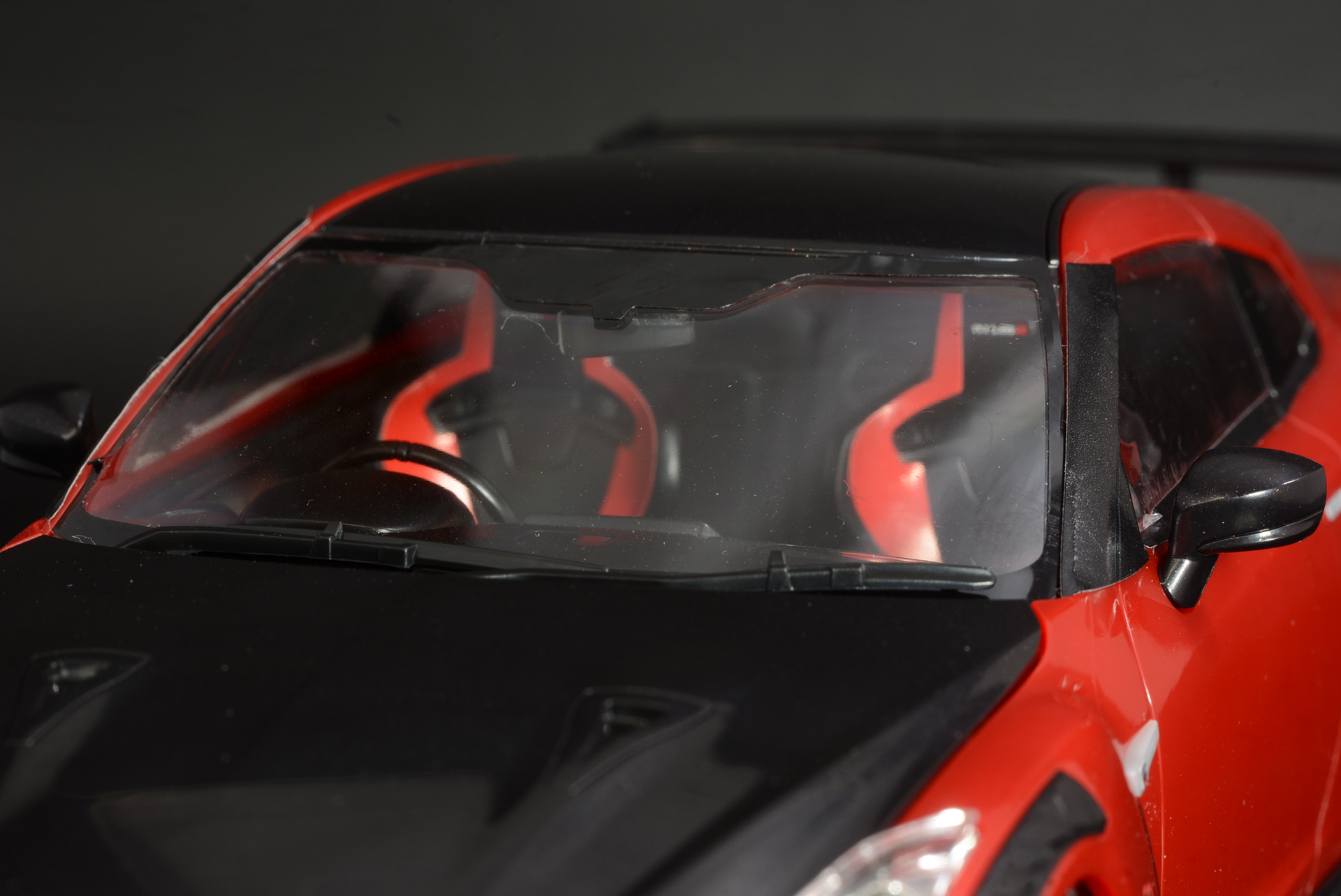 室内をのぞき込む