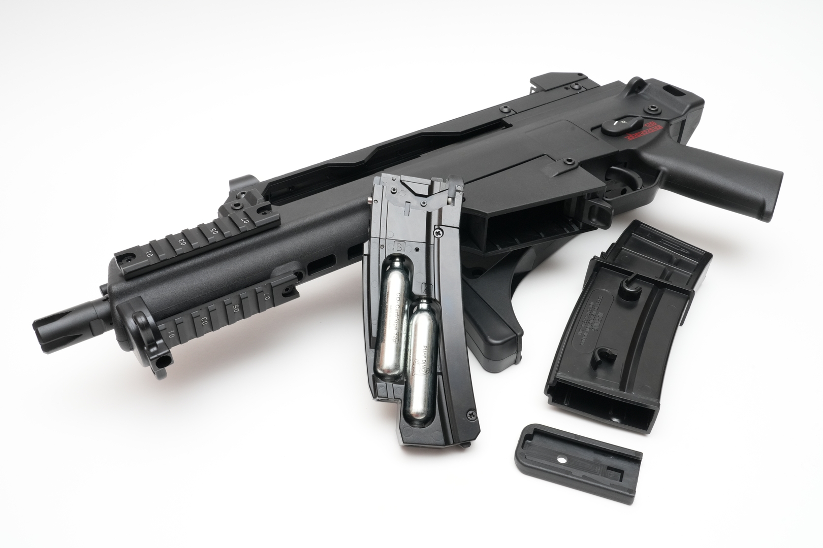 「BH-G36C DUAL CO2GBB」と「BH-G36 DUAL CO2マガジン」の中身