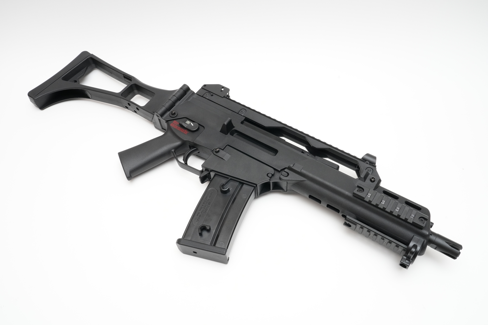 レールシステムが高い位置に設けられているので、ハイマウントなどを使わなくても適切な高さに光学機器を装着できる