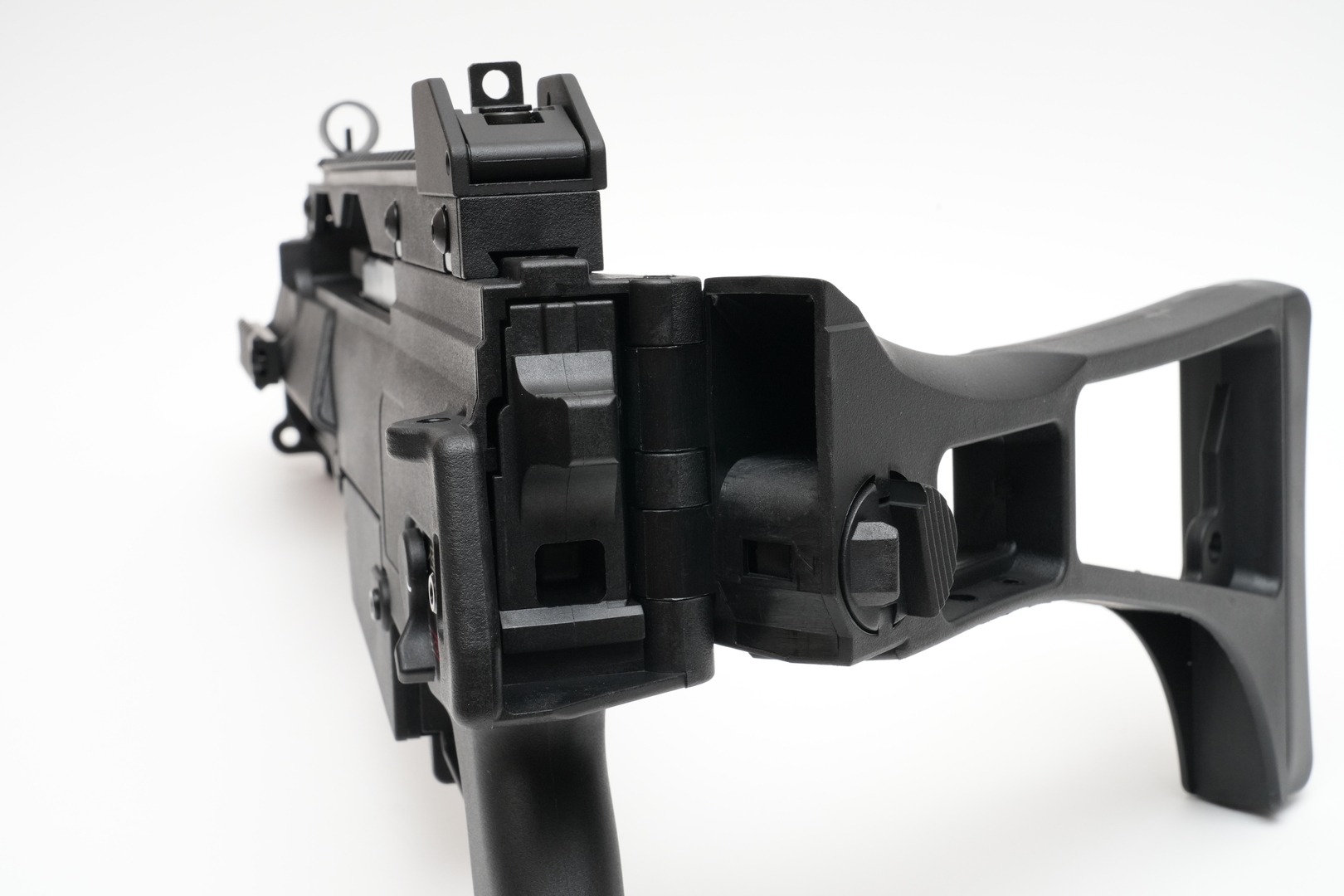 フォールディングストックのヒンジ部の剛性は非常に高い