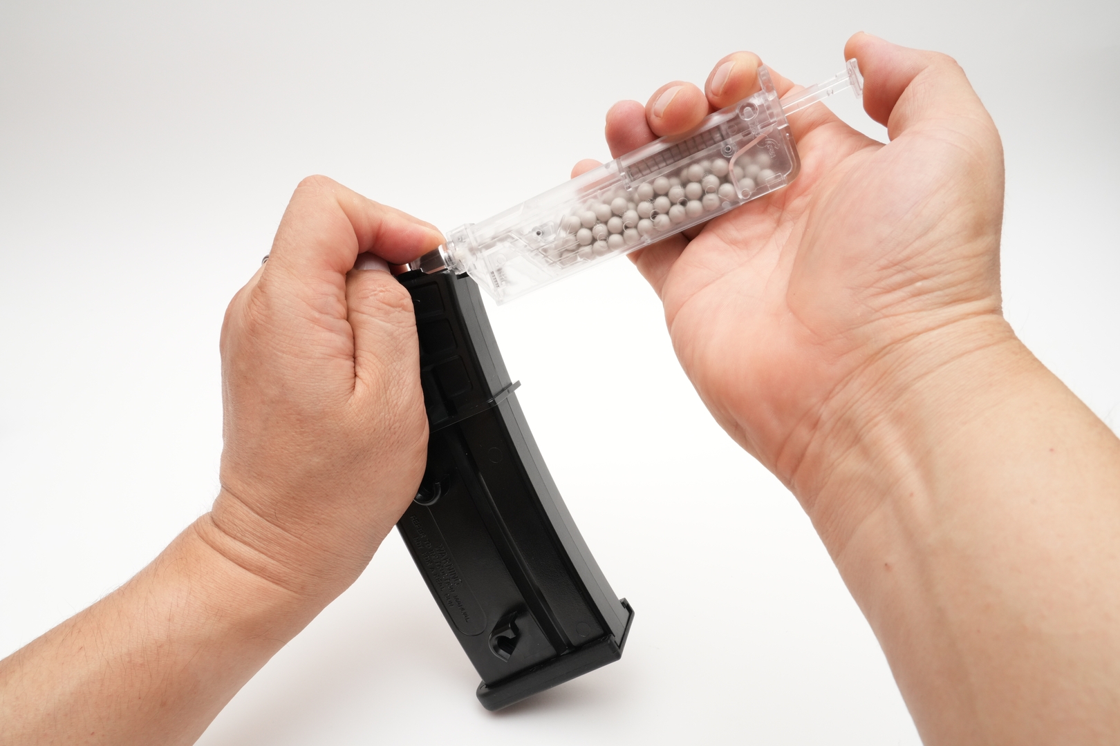 BB弾は同梱のローダーで装填する