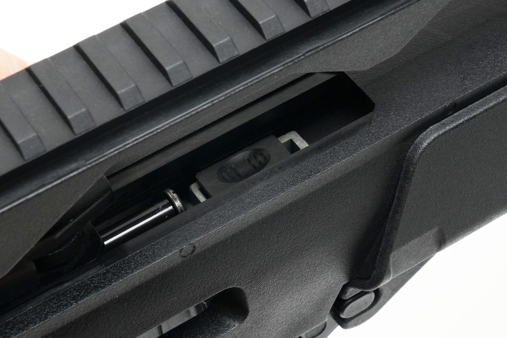 アッパーレシーバー上部にスライド式のホップアジャスターを配置。素手で調整できる