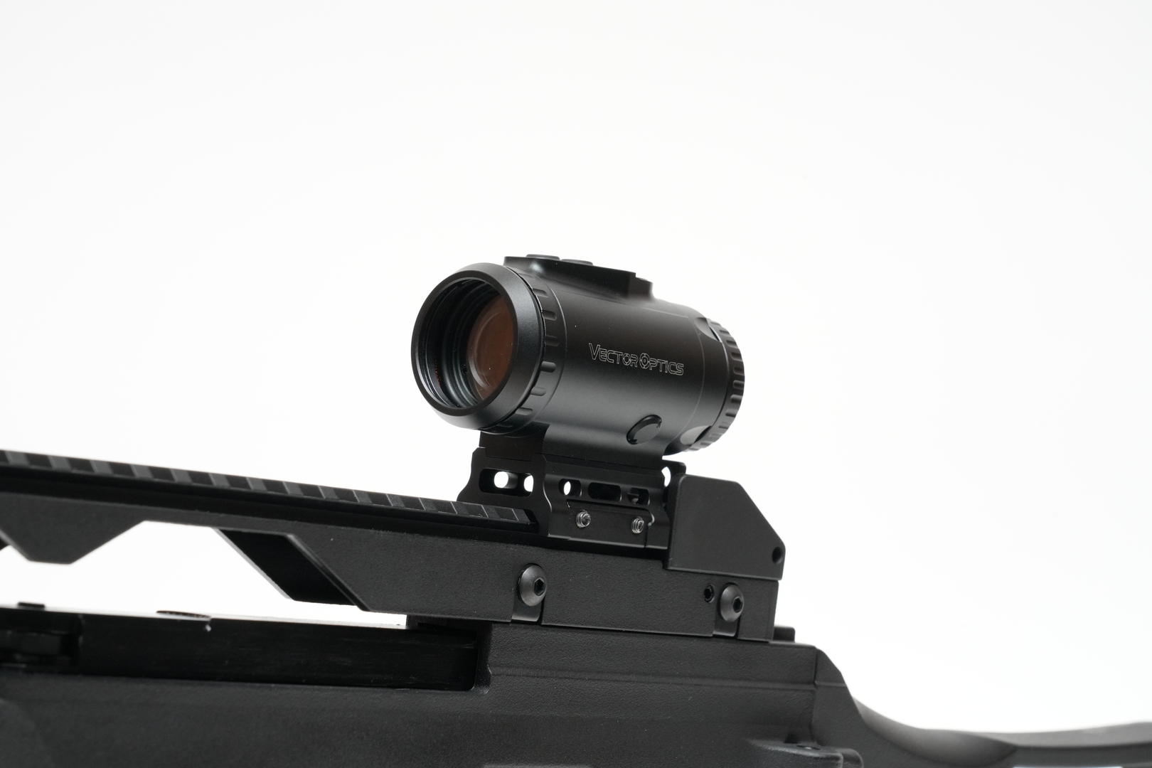 ベクターオプティクスの「Paragon 3×18 Micro Prism Scope」を装着してみた。上部レールシステムは24スロットと長いので、長いスコープも装着しやすい