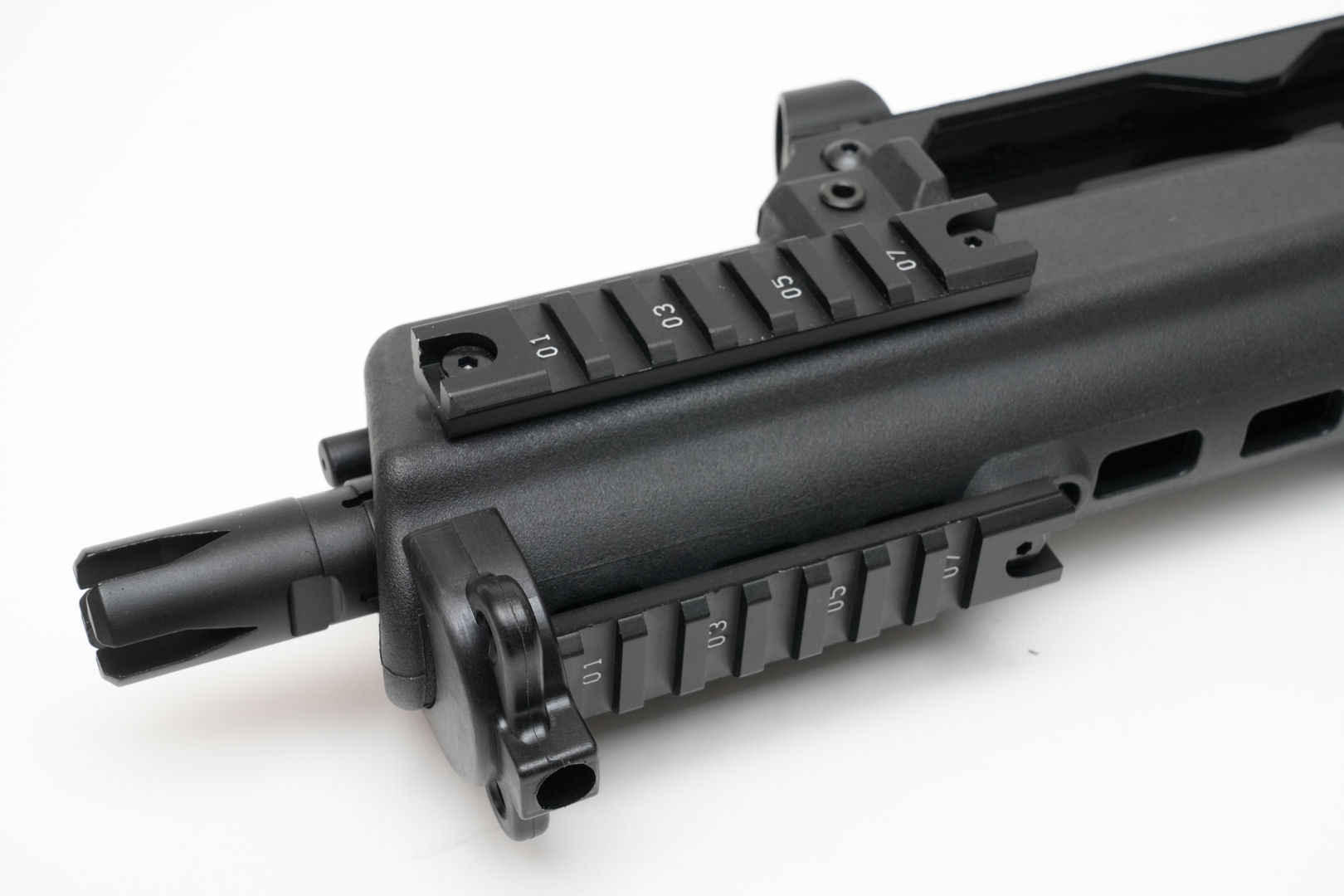 左・右・下部には7スロットのレールシステムが標準装備されている