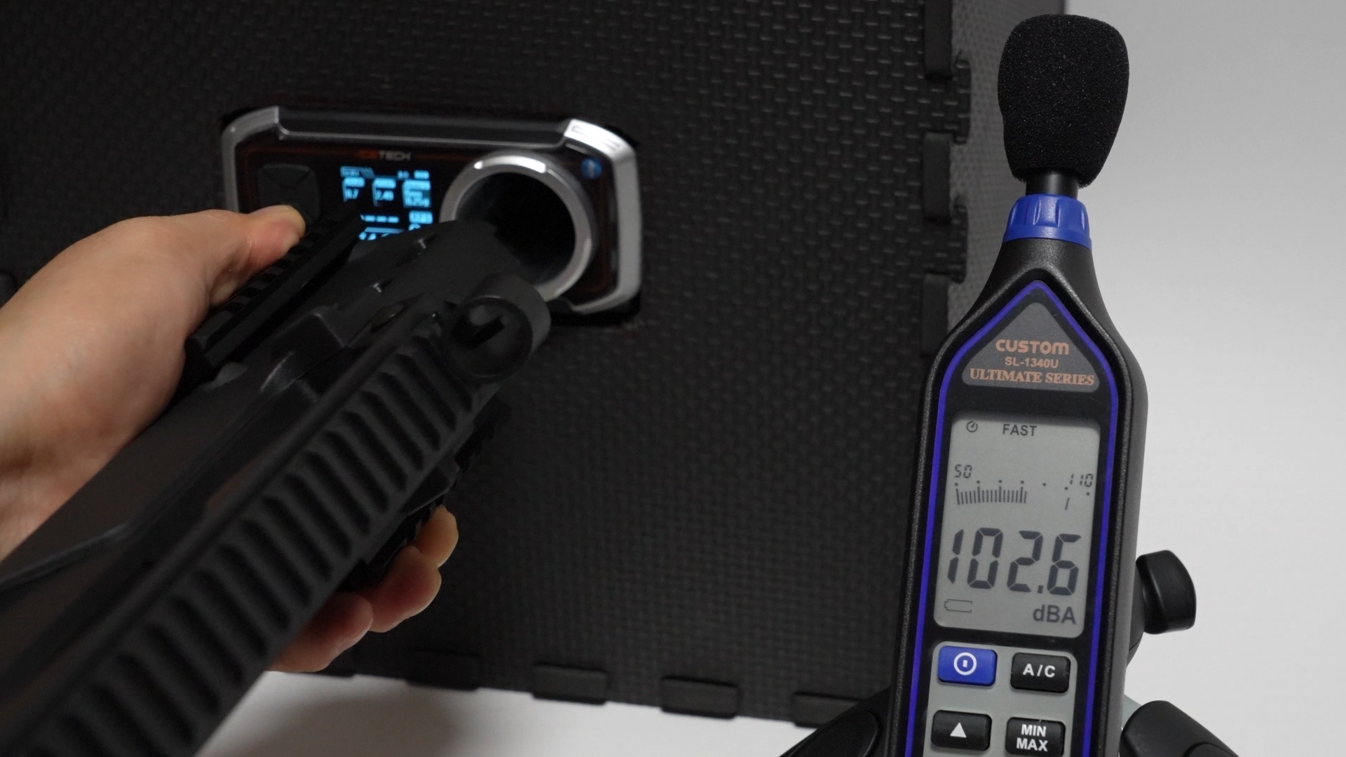 セミオートでの射撃音は最大102.6dBA