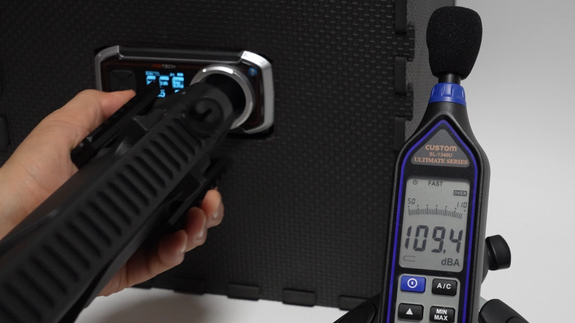 フルオートでの射撃音は最大109.4dBA