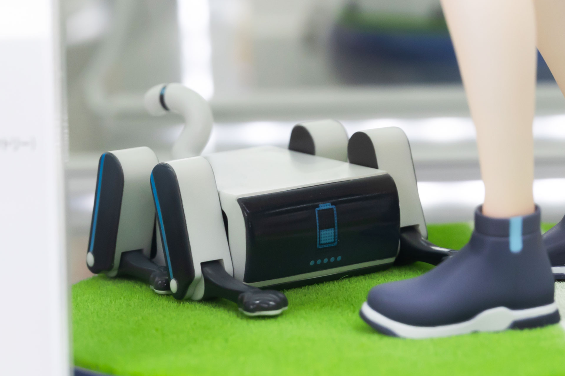 ユウカの足元にはロボットが座っている