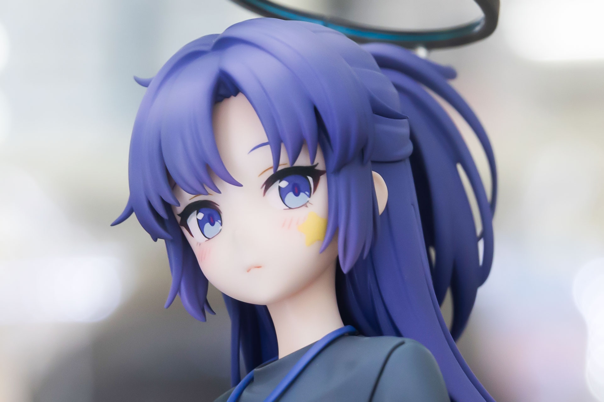 こちらを見つめているような表情のユウカ