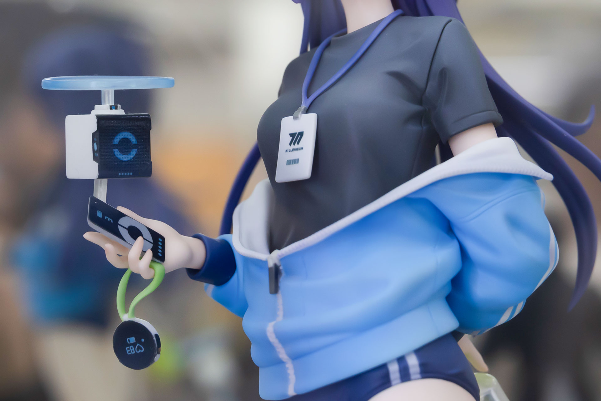 手元近くにはドローンが浮かんでいる