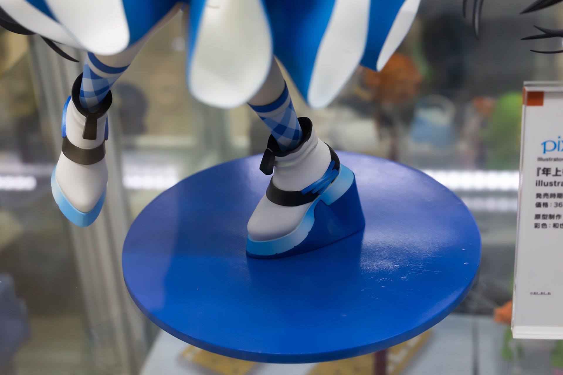 靴底は若干グラデーションが掛かった色合いだ