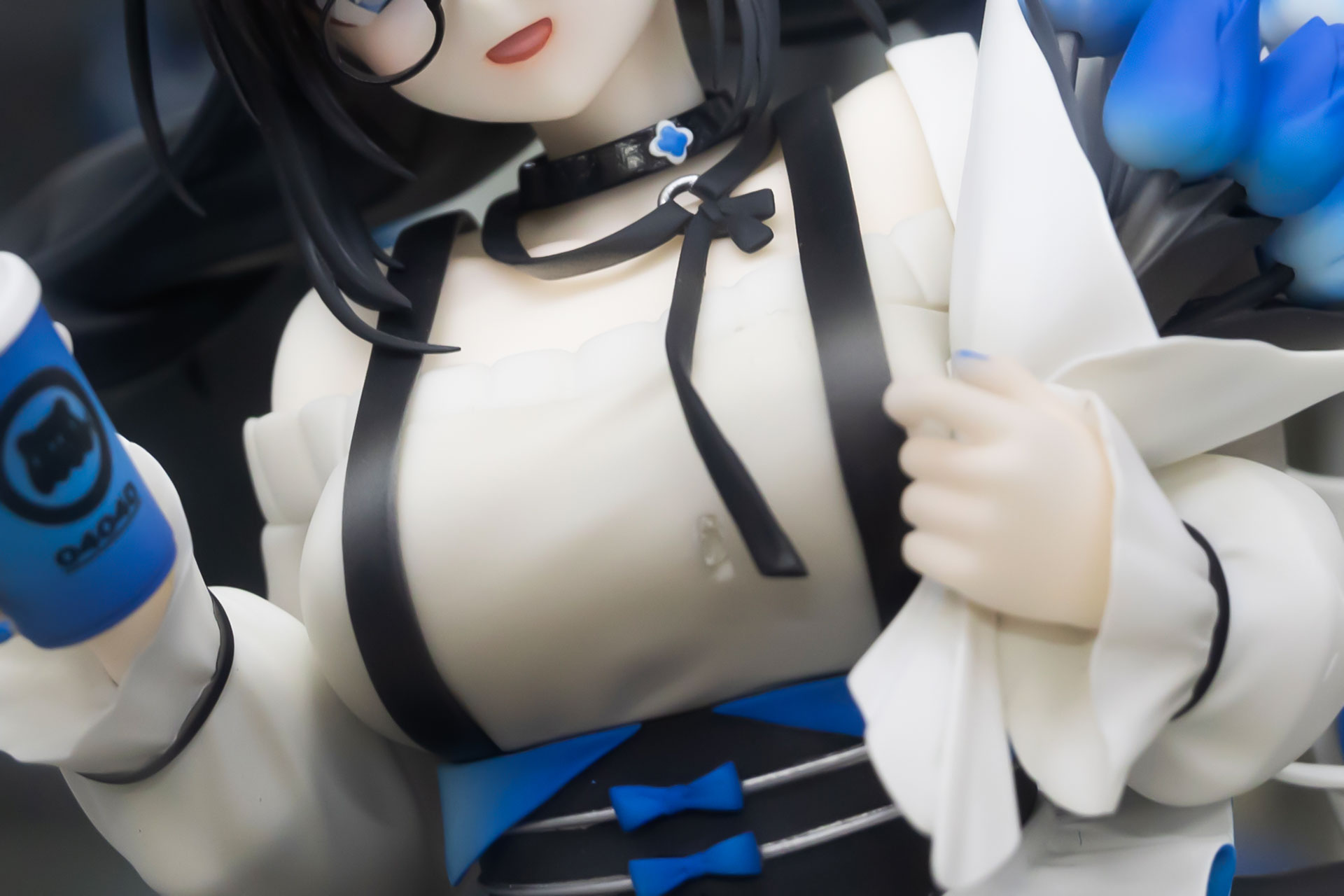 上着部分はシンプルな白い衣装になっている