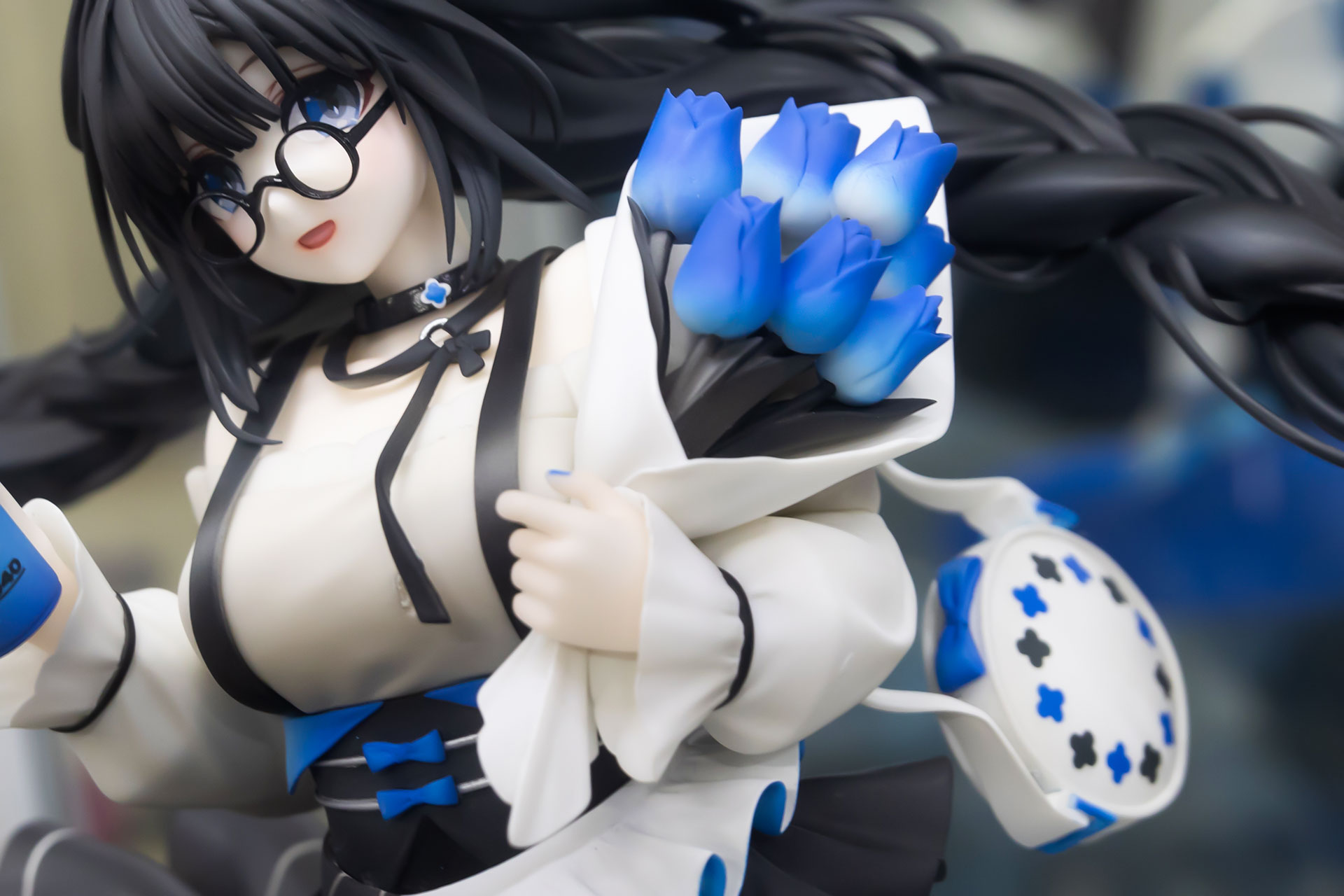 薔薇の花束も鮮やかなブルーだ