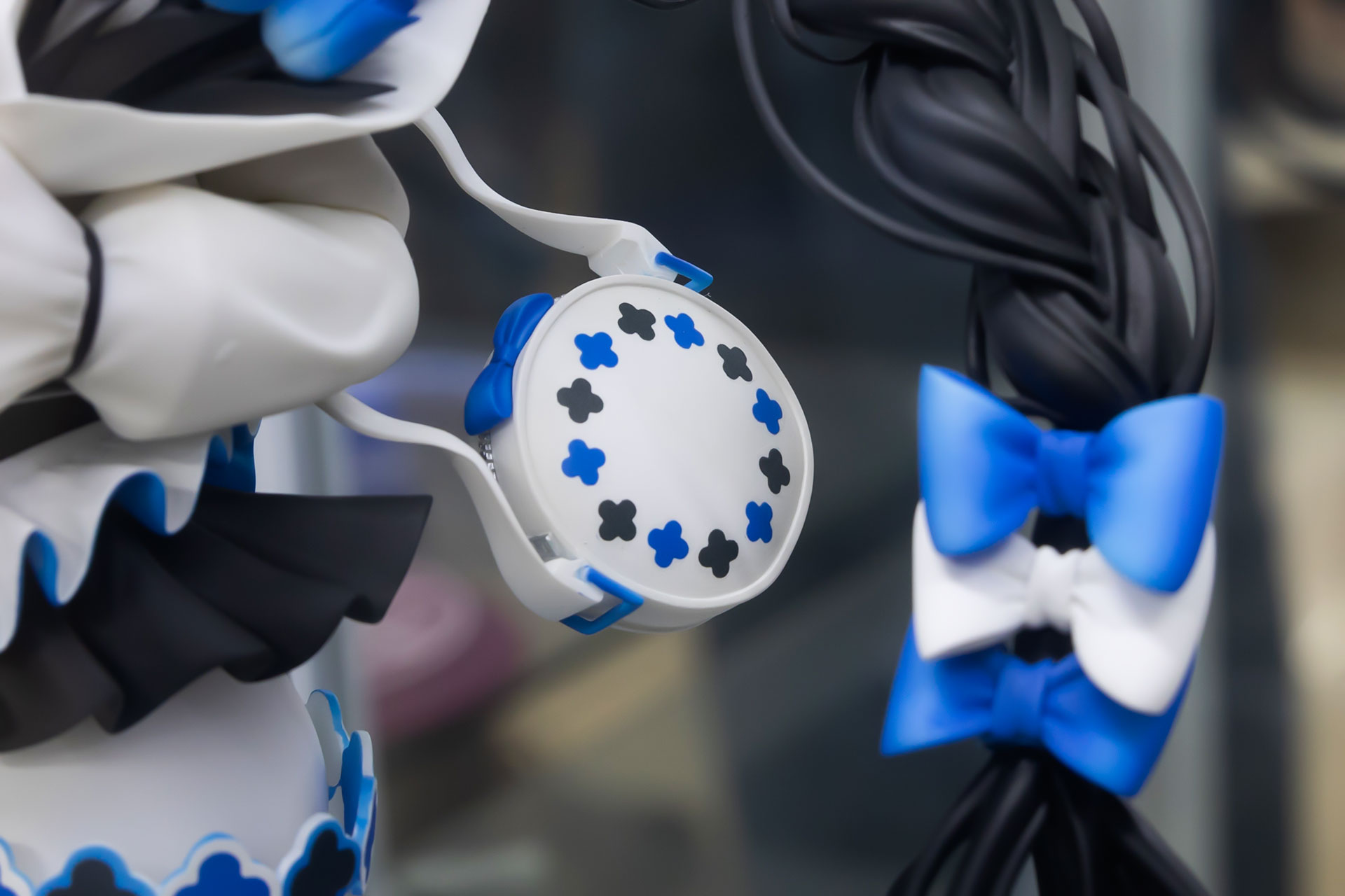 肩から丸いバッグが下げられている