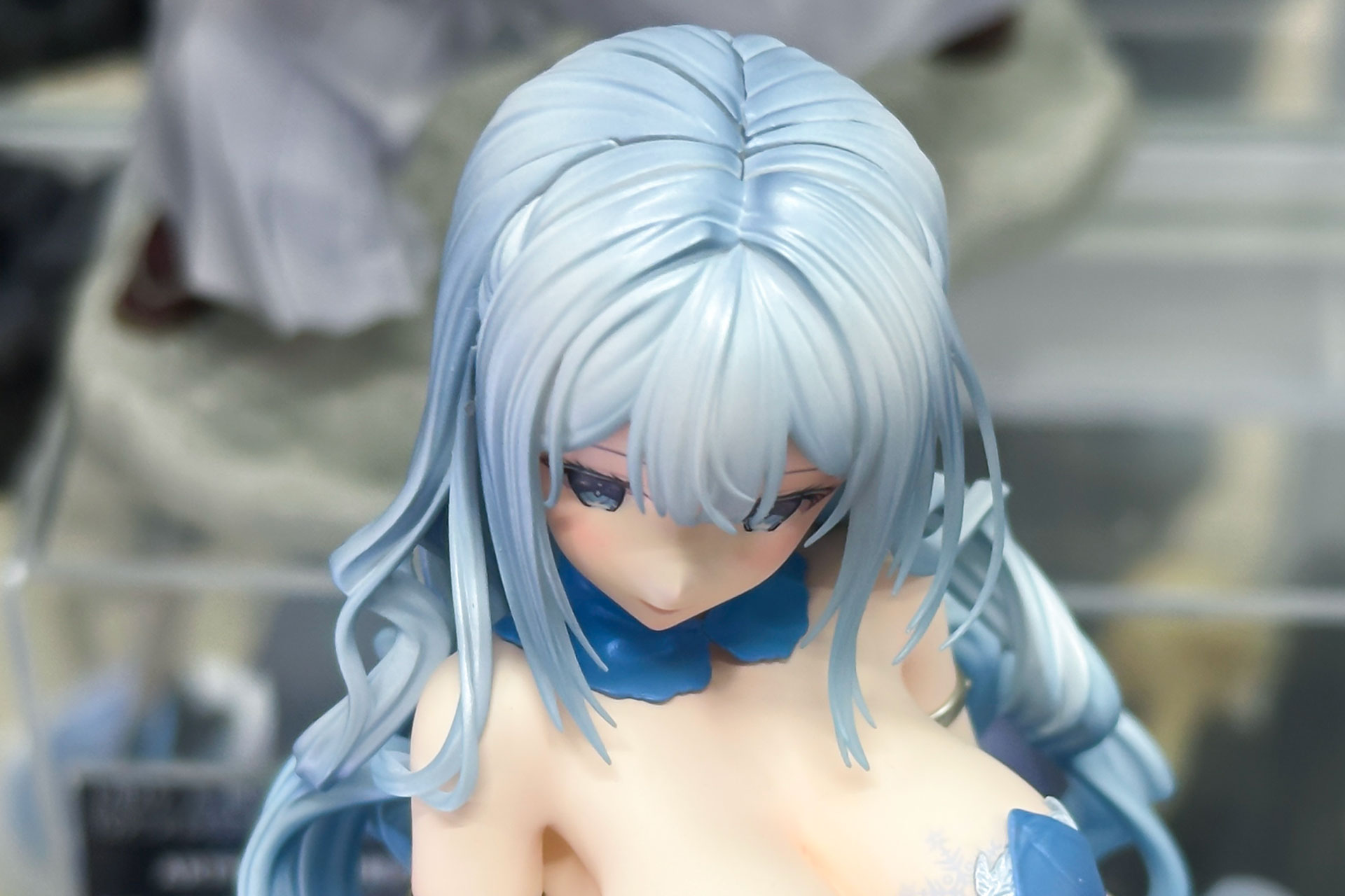 髪型も絶妙な造形が施されている