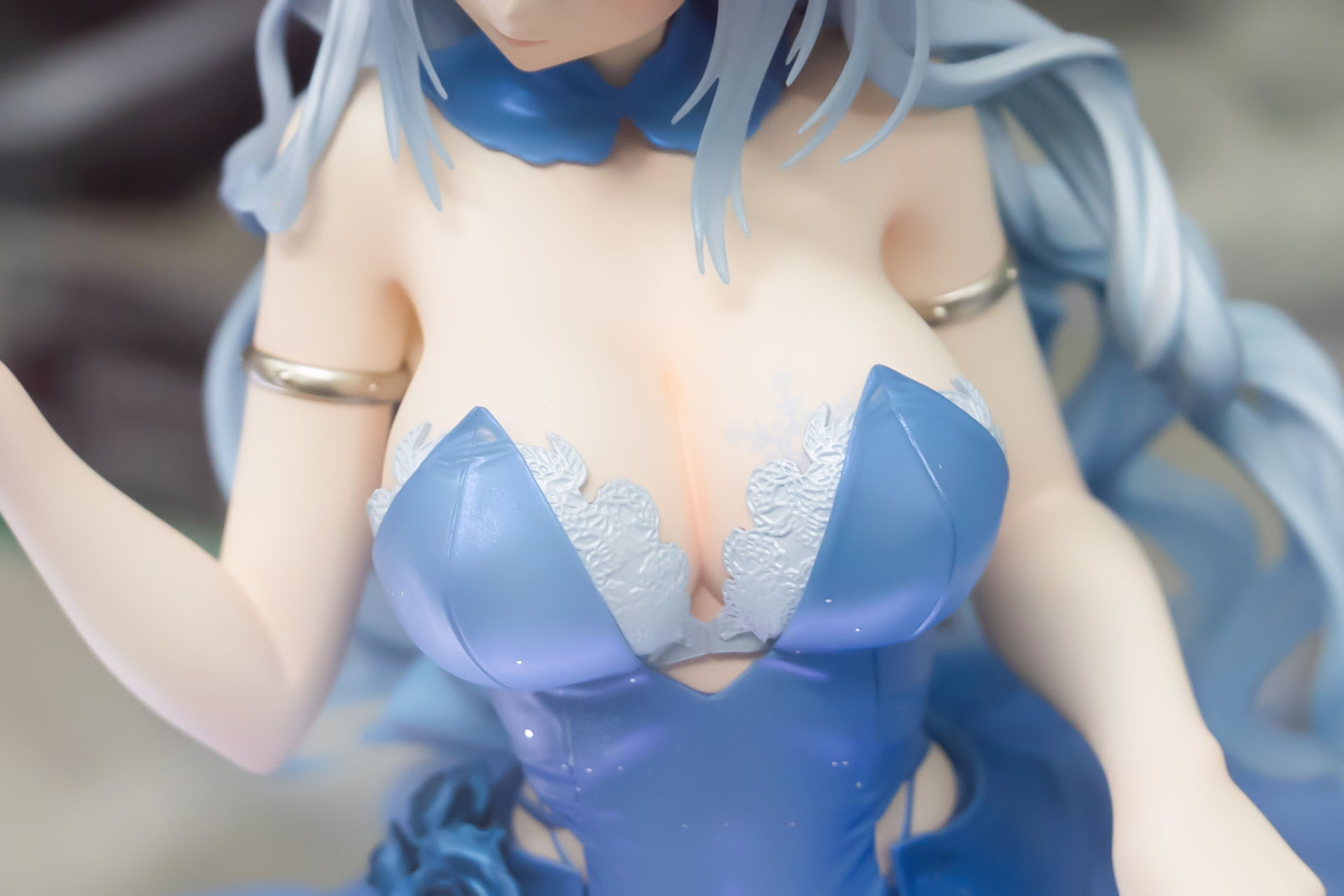 白い素肌に青いドレスがよく似合う