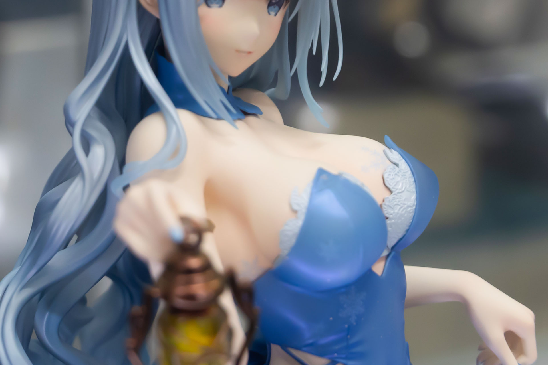 胸元がかなり目立つ