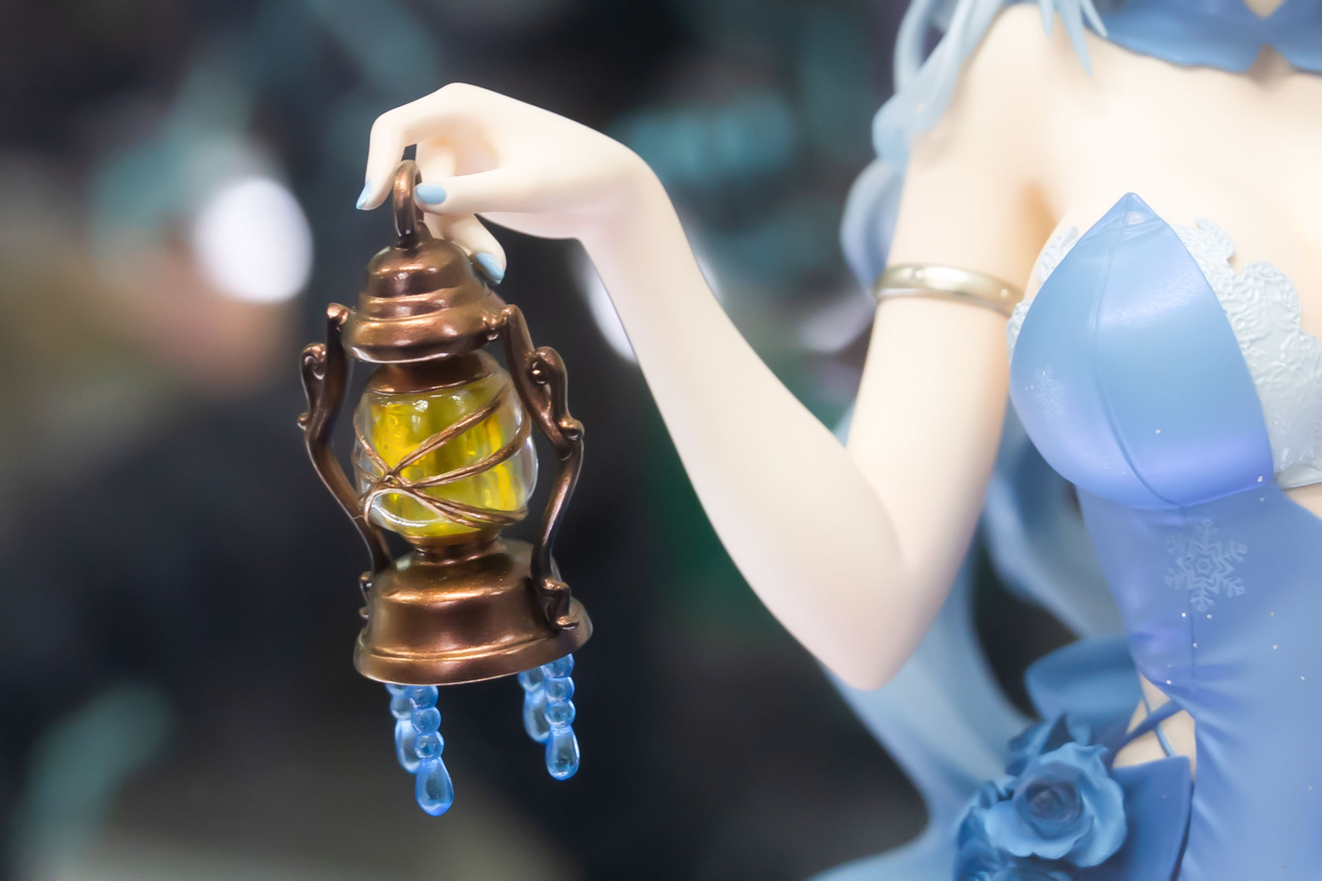 ランタンの中には雪の結晶が浮かんでいる