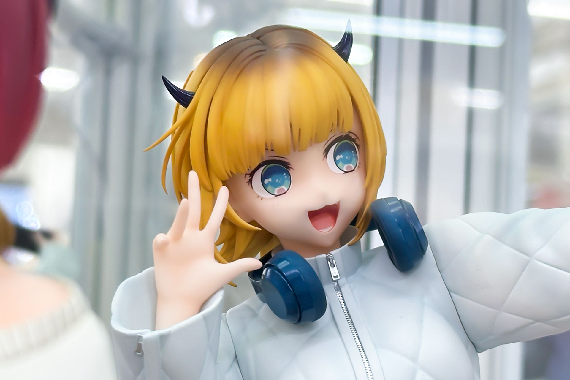 手のポーズもかわいらしい