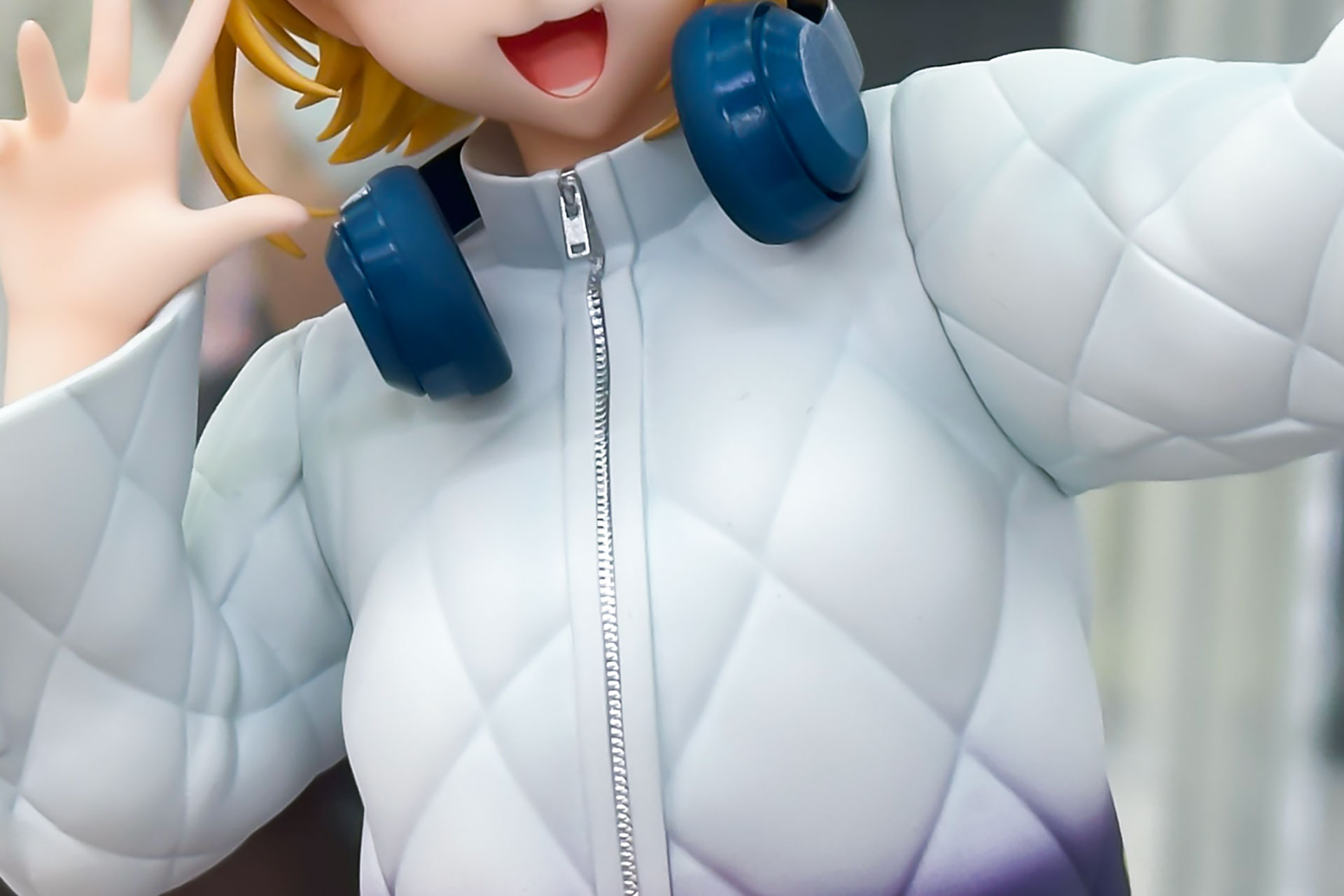 ジッパーは首元までしっかりと締められている