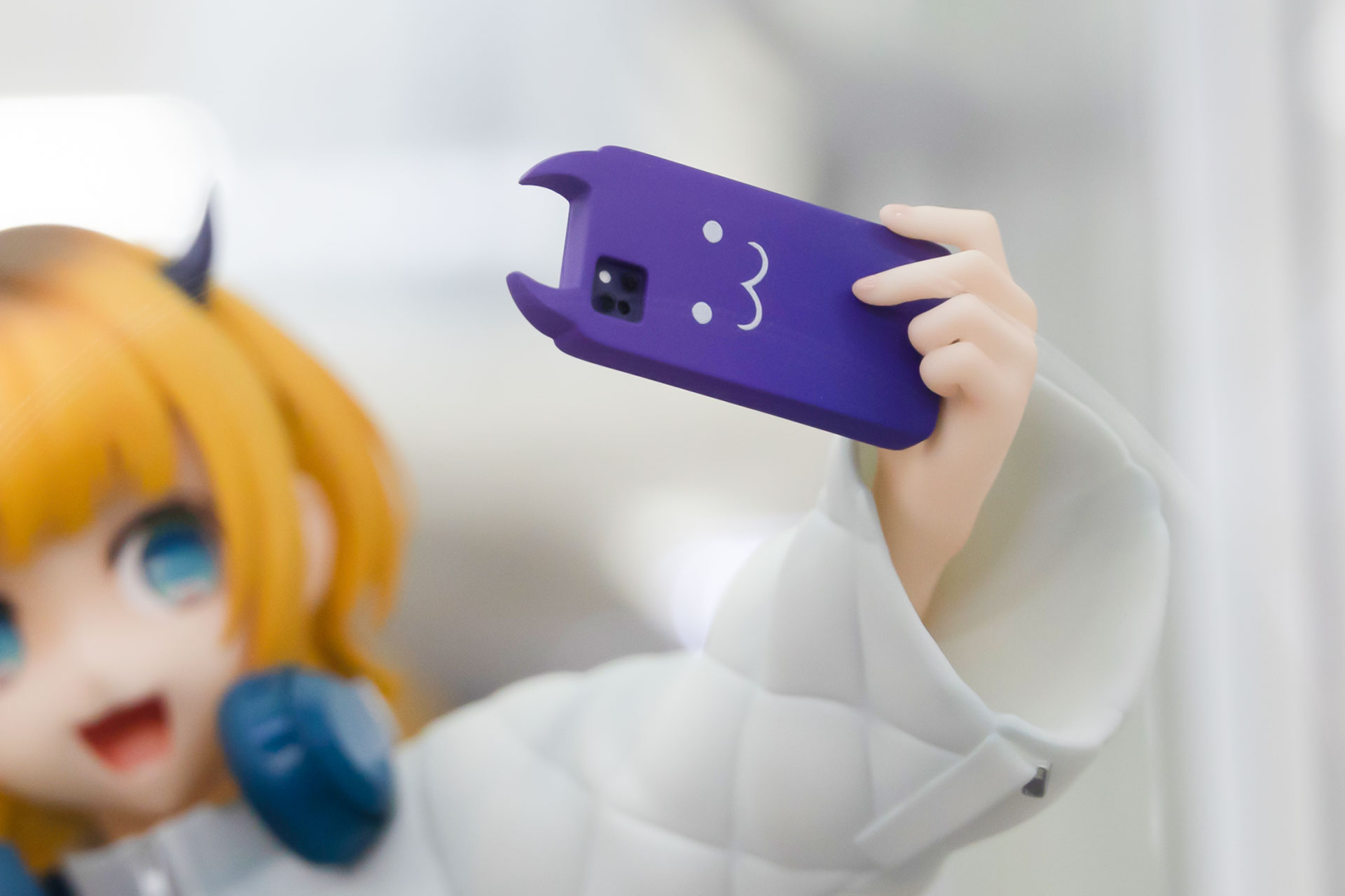 スマホで自撮りしているようなポーズになっている