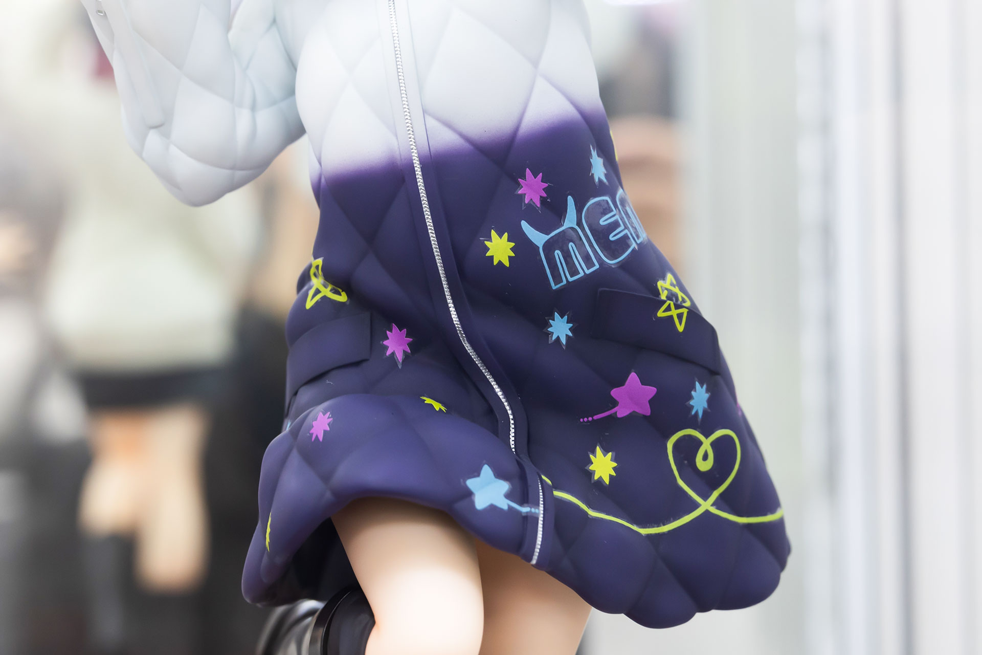 なかなか派手なデザインの衣装だ