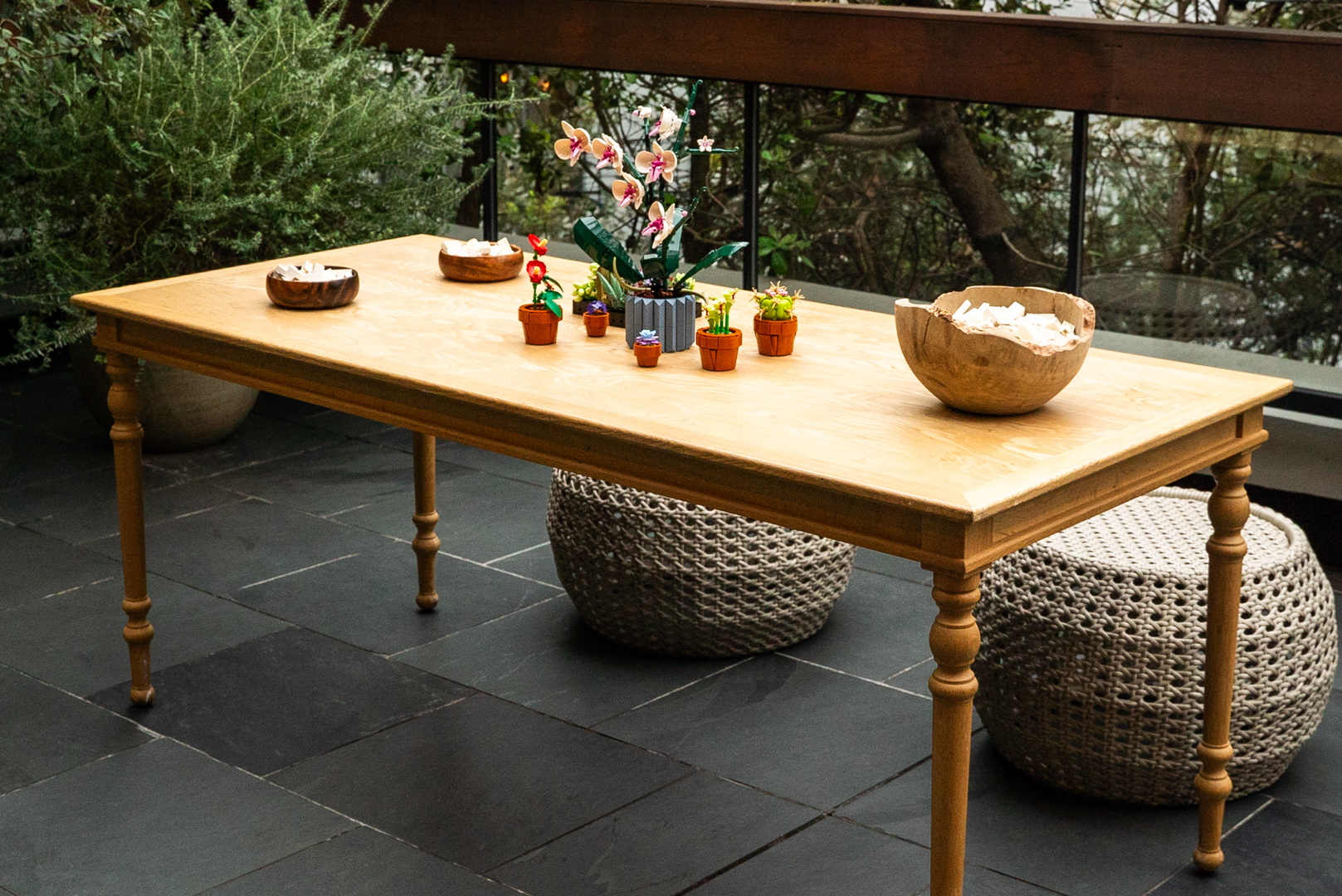 ホテルのスペースを使っているので、部屋だけでなくテラスへの展示も行われている