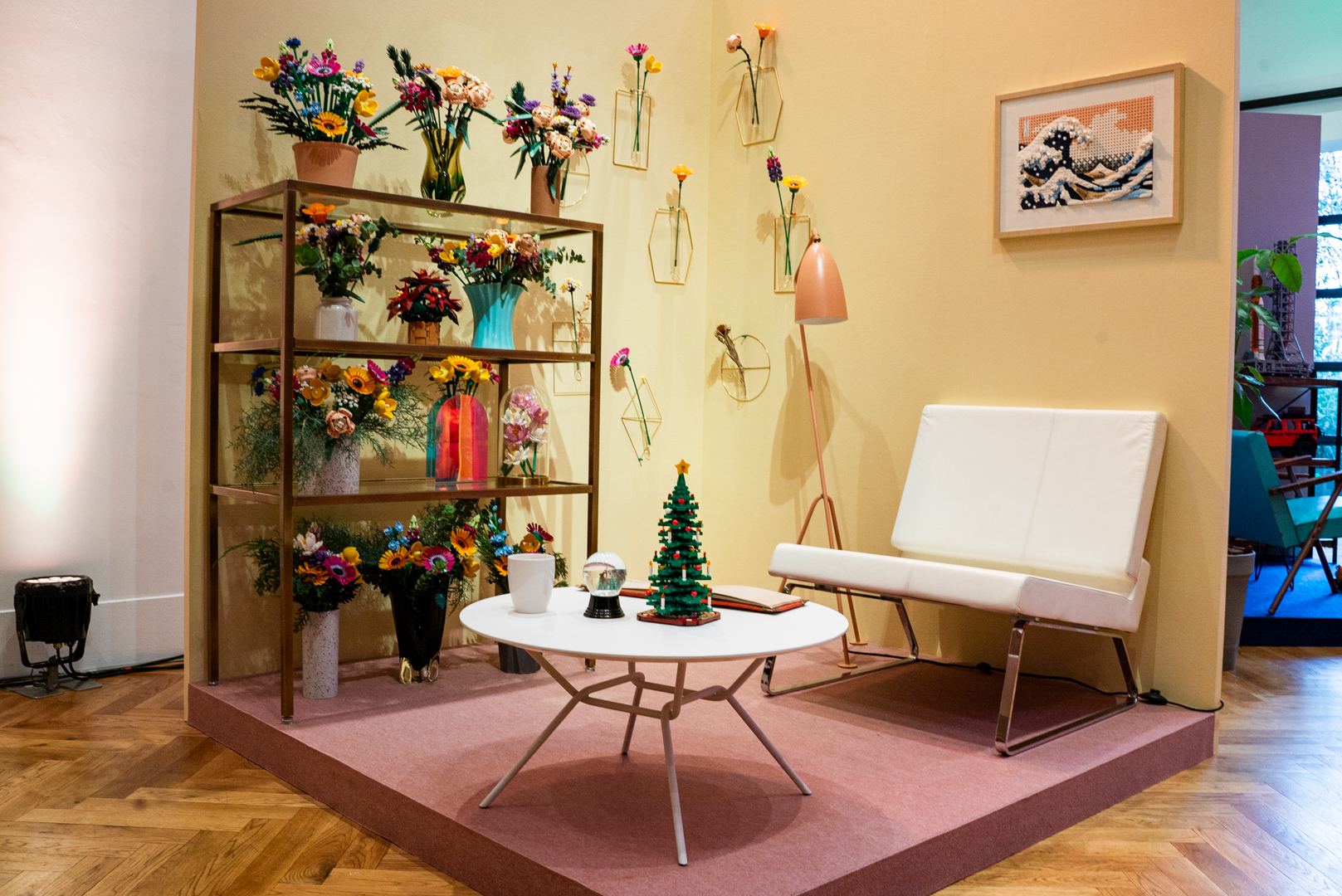 女性向けに花に囲まれた部屋。壁の「レゴ葛飾北斎 ＜富嶽三十六景 神奈川沖浪裏＞」も違和感なし！　価格は15,880円。