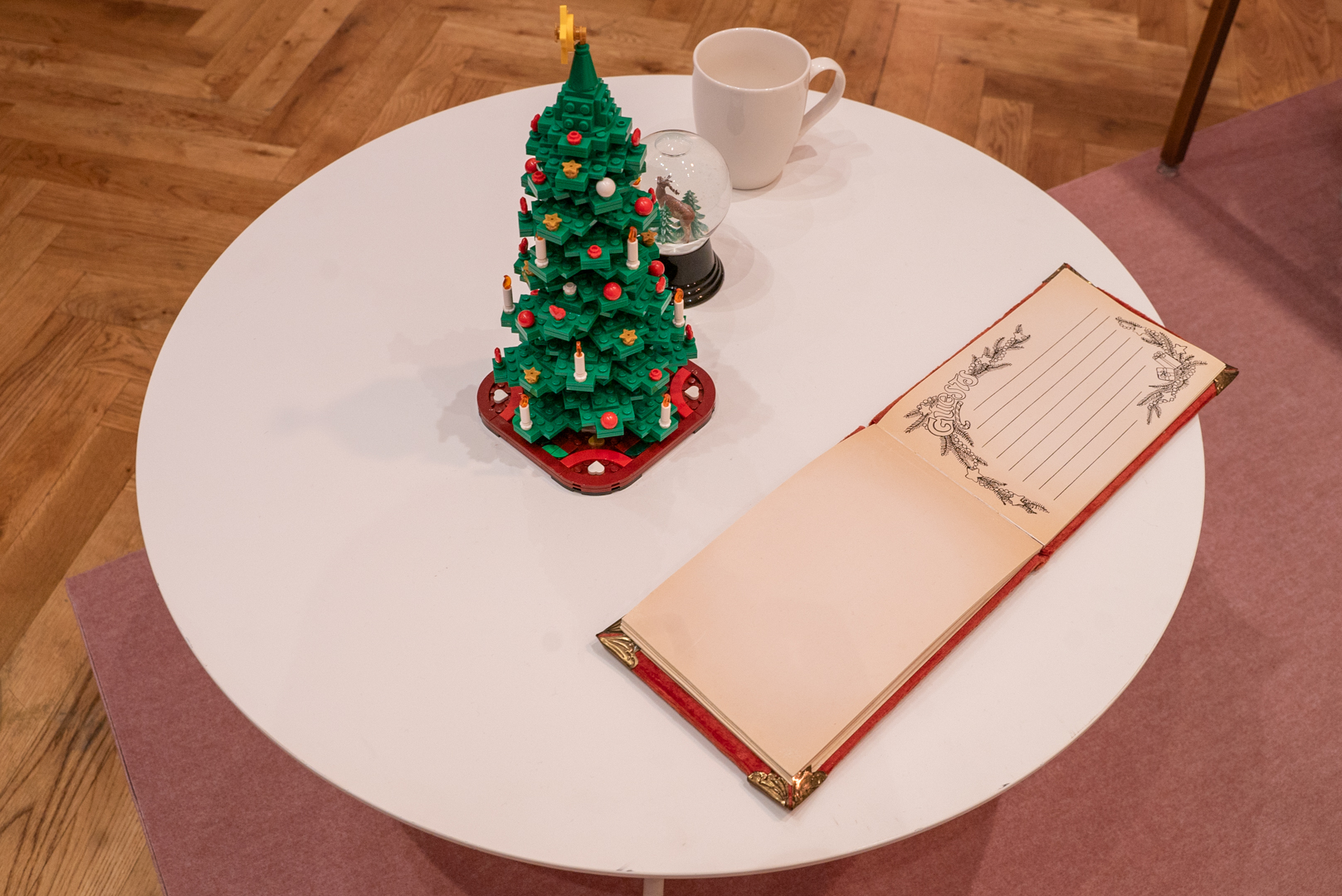 クリスマス仕様ということで、テーブルにはクリスマスツリーも