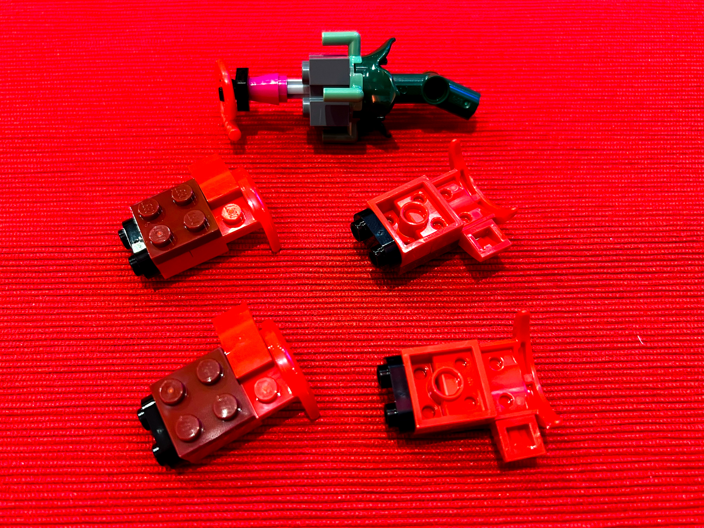 花びらの内側部分はかなり凝った作り