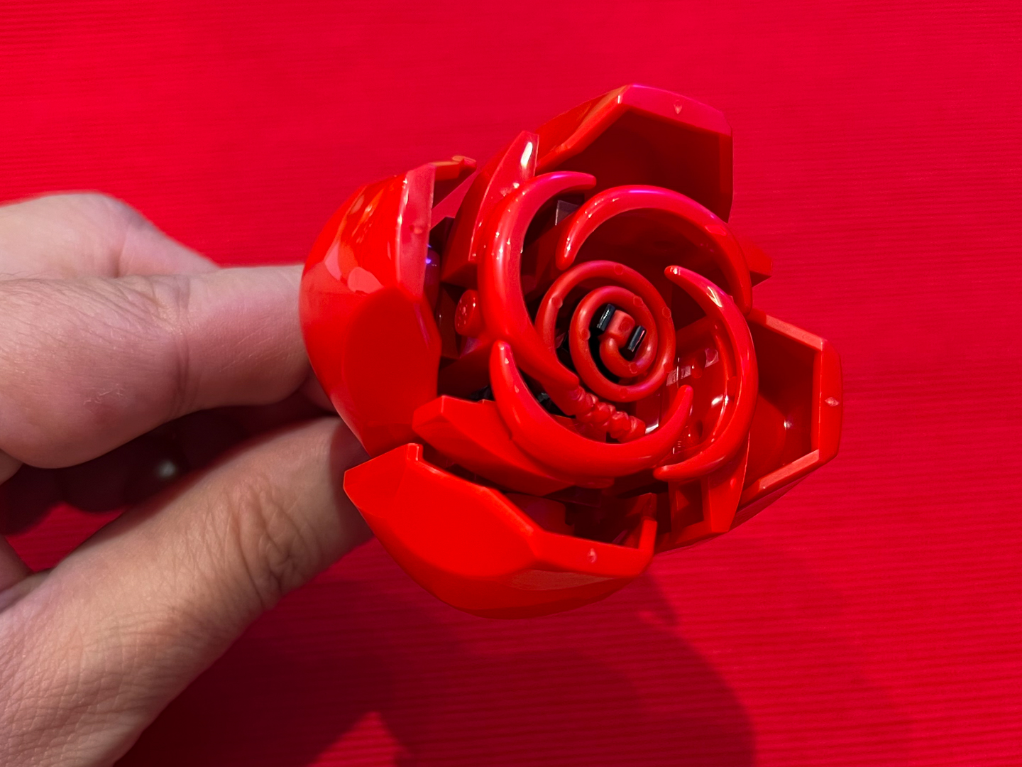 花びらの中央に赤い「ムチ」のパーツが！これがスゴイアクセントになっている！