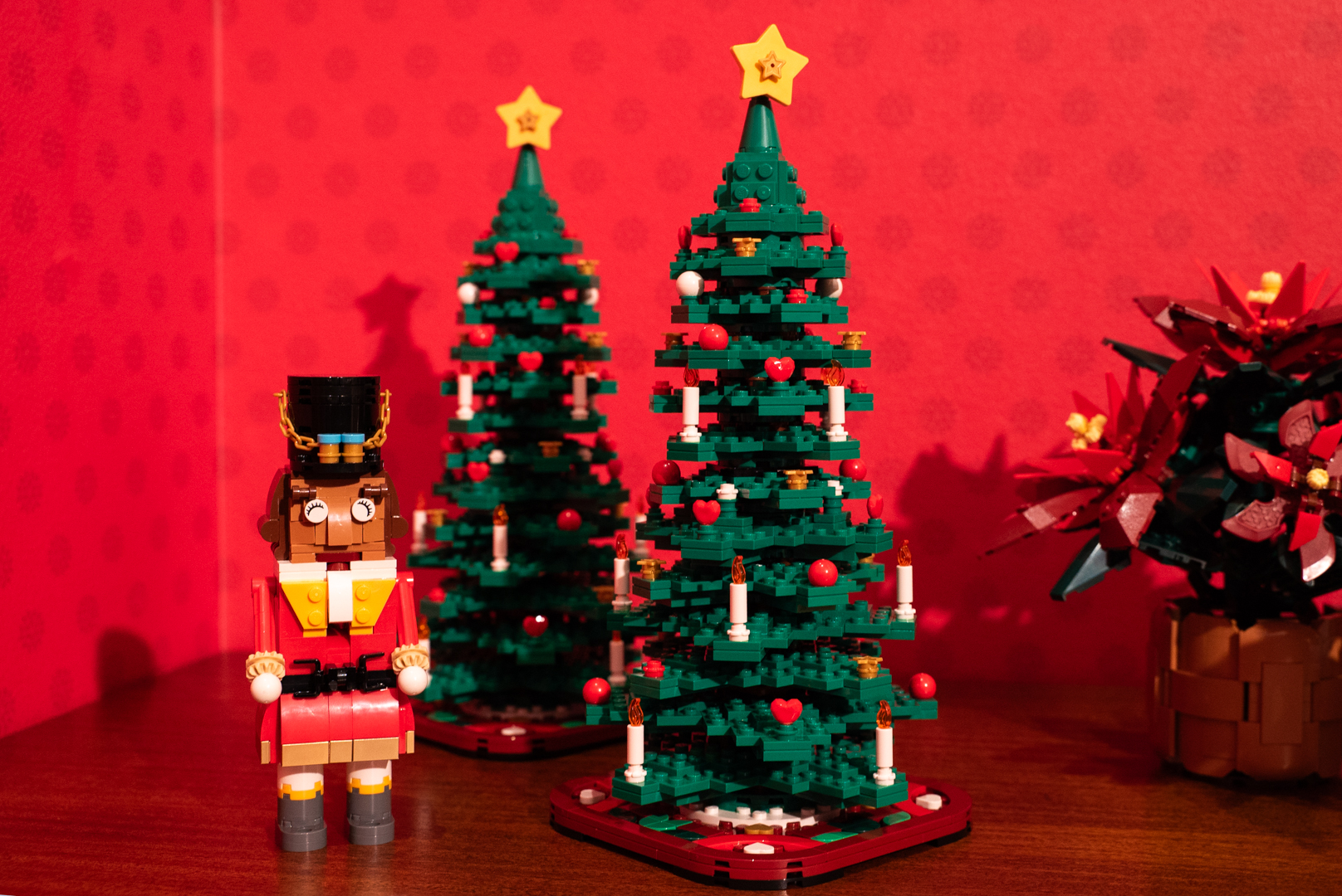 クリスマスツリーの横には、「レゴ くるみ割り人形」が