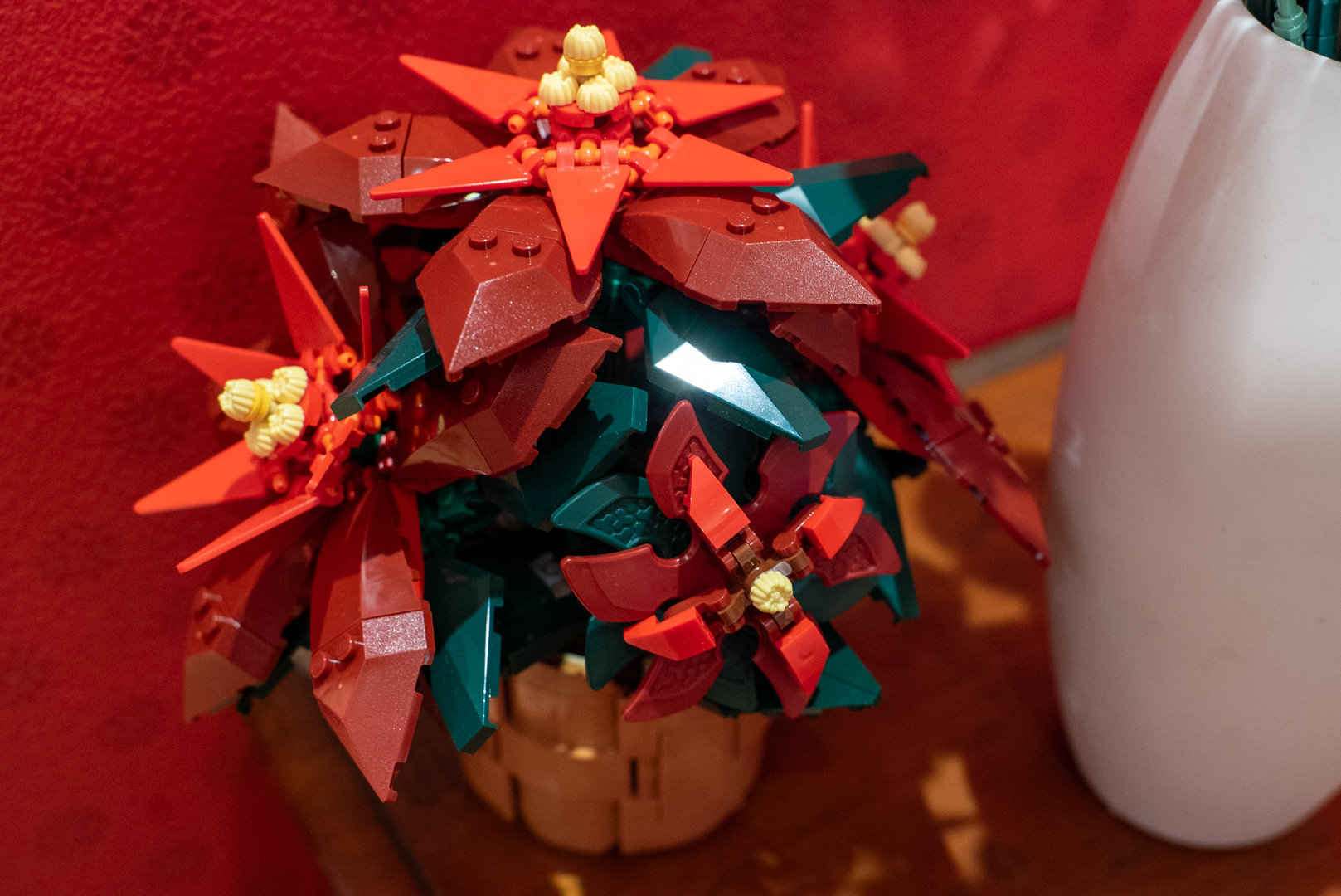 奥のほうに見える花びらは、カタナのパーツかな？